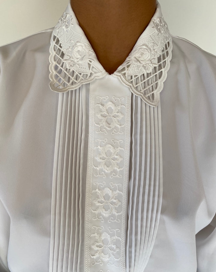 VINTAGE WHITE BLOUSE WITH DETAILED COLLAR AND PLEATED FRONT 2288