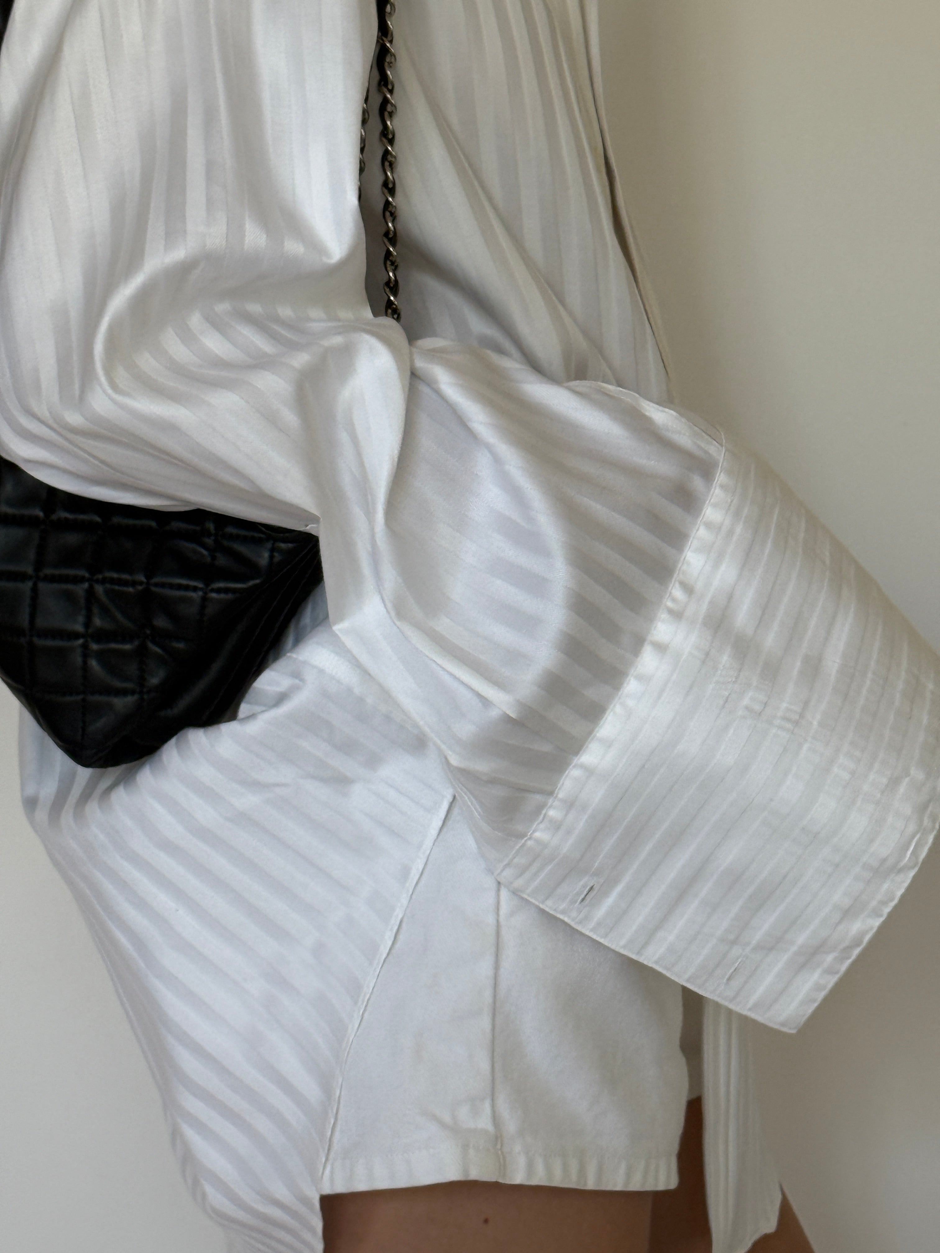 Vintage extra-wide cuff detail