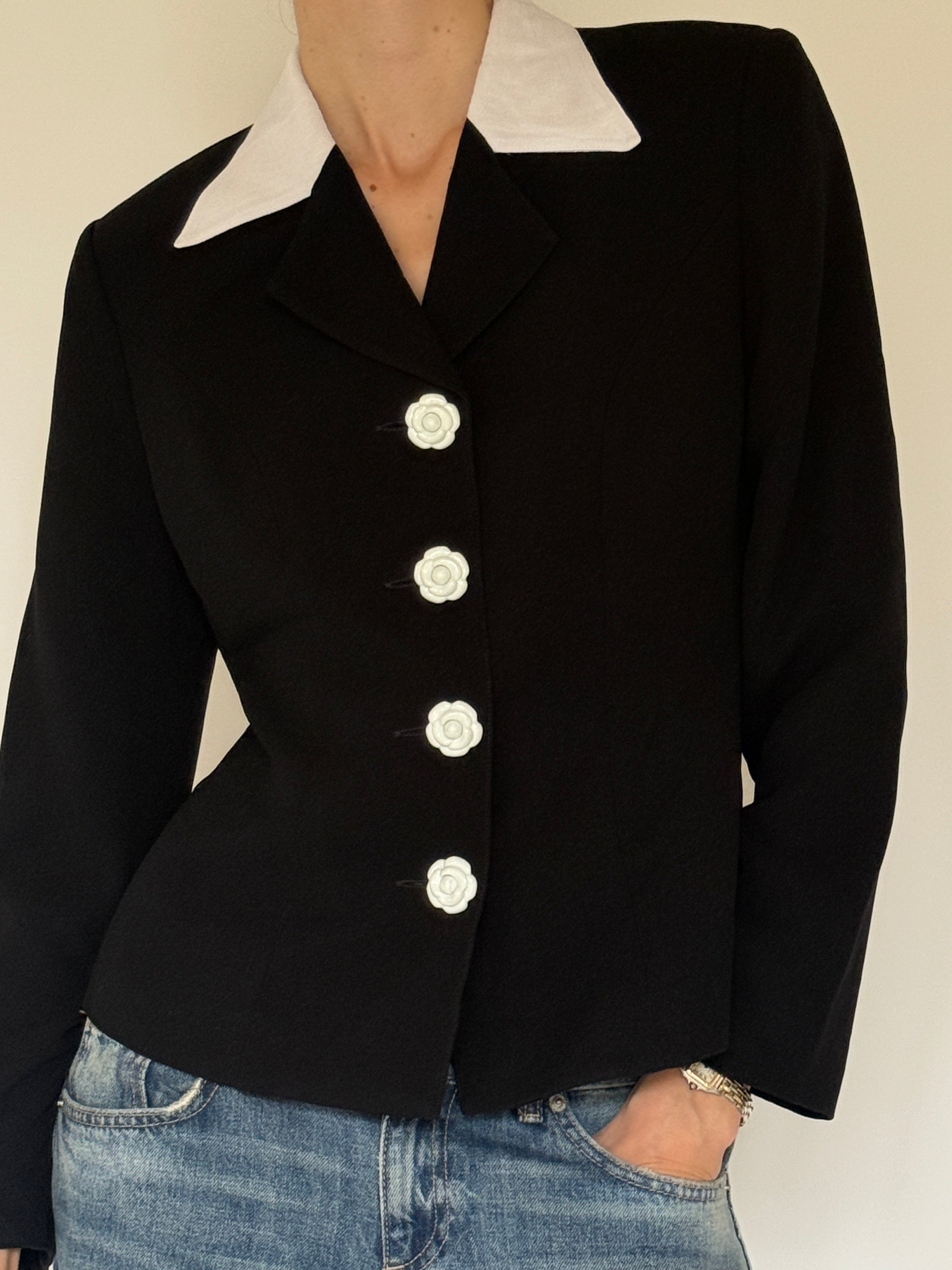 Vintage pointed white contrast collar detail