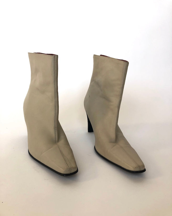 Vintage beige ankle leather boots