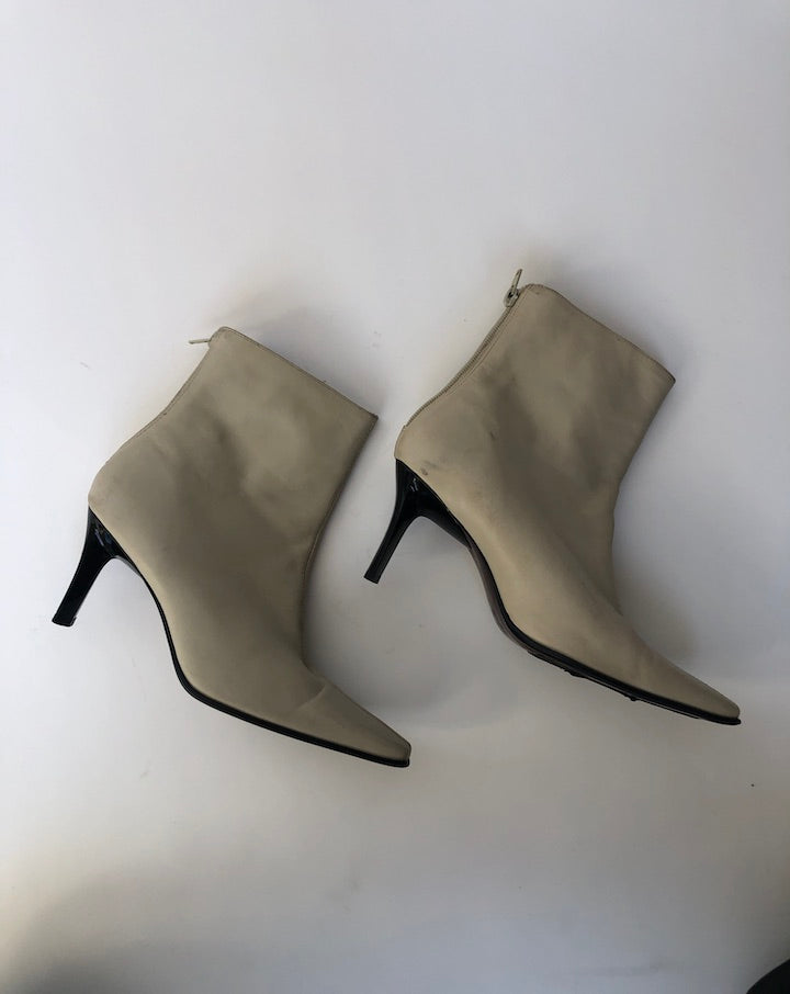 Vintage beige ankle leather boots