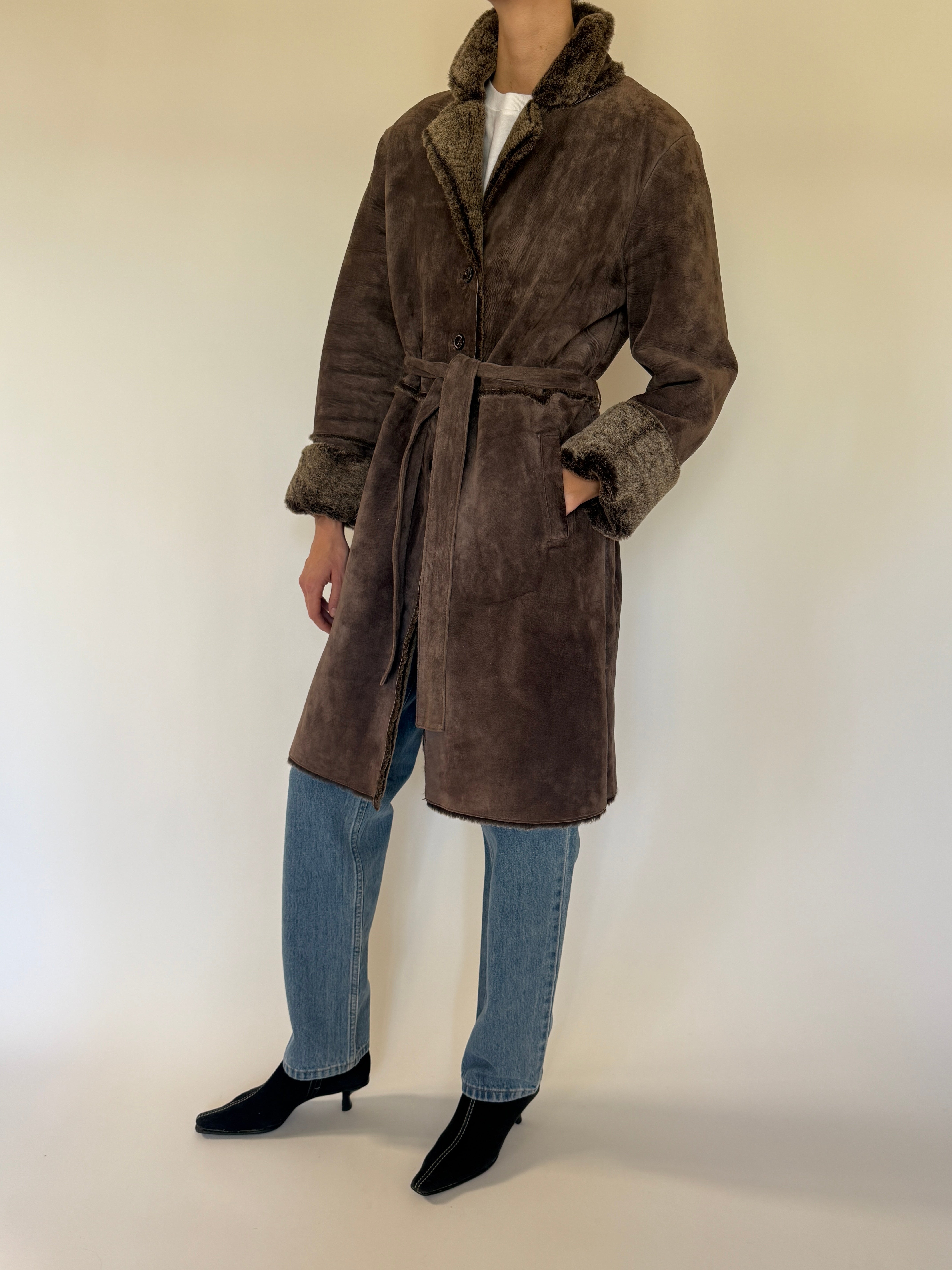 Vintage leather coat brown side view faux fur collar