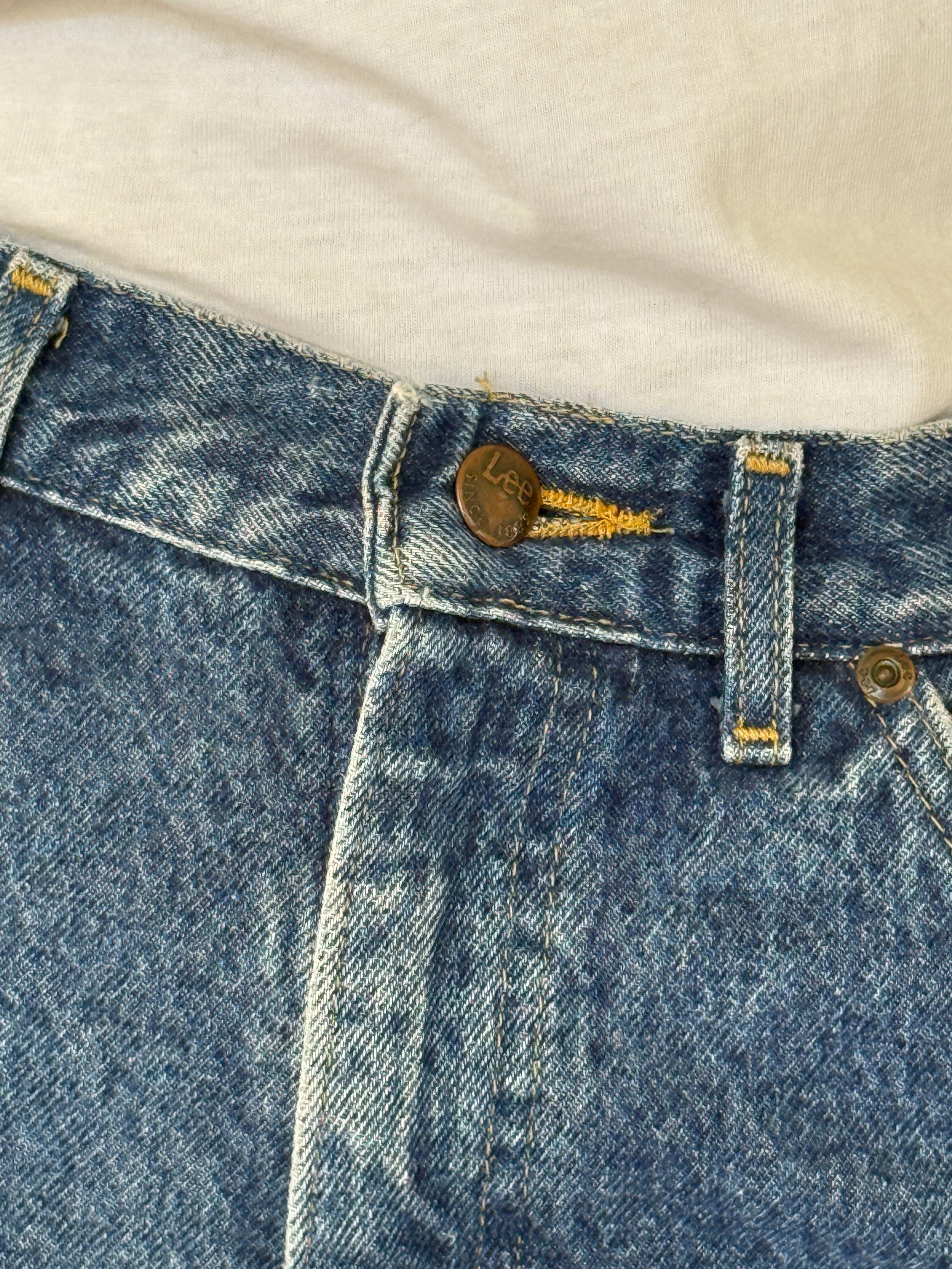 Vintage Lee straight-leg jeans blue Lee button detail close-up