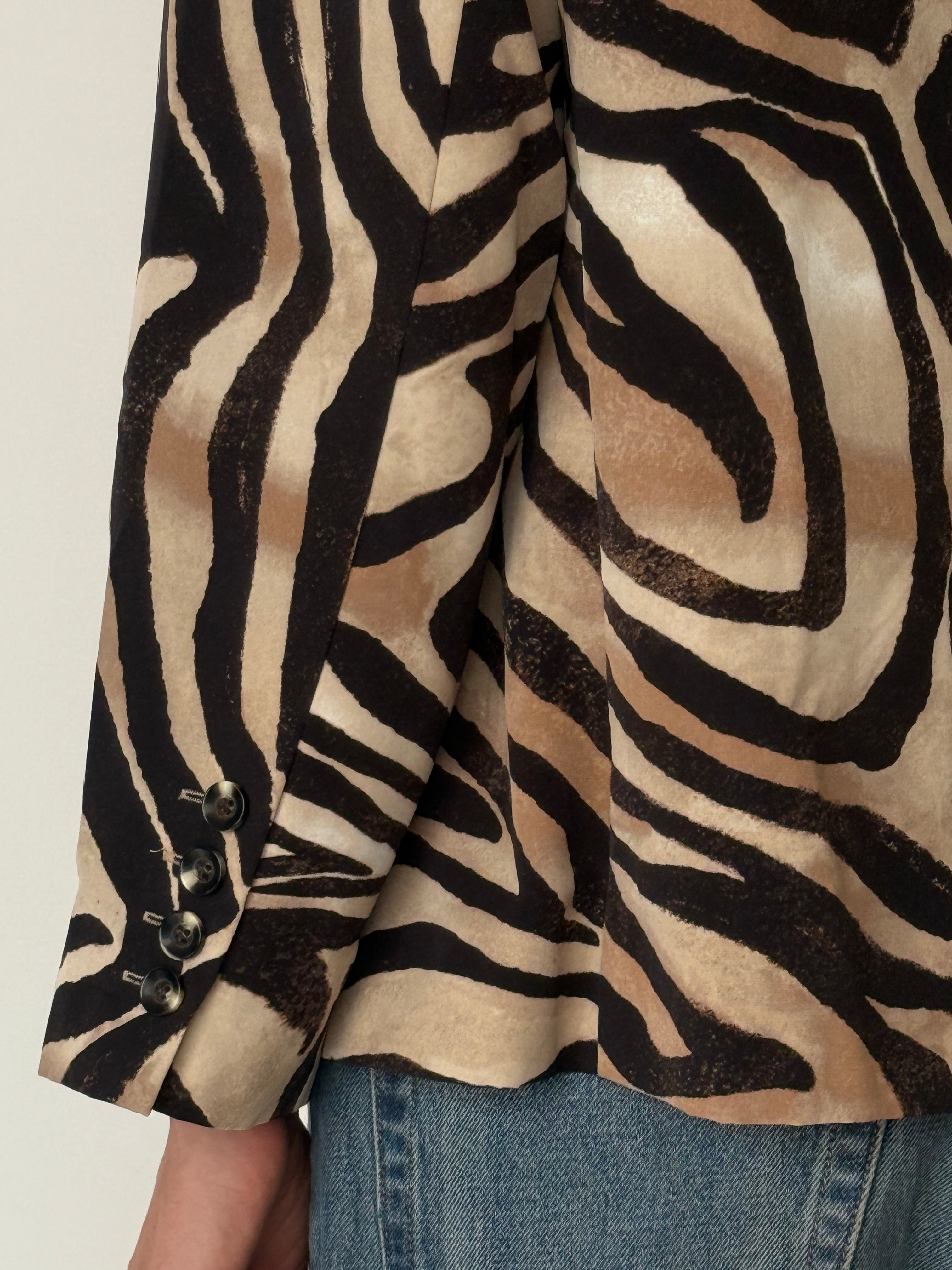 Printed vintage blazer with notched lapel and buttoned cuffs
