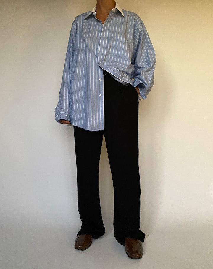 VINTAGE OVERSIZED BLUE AND WHITE BUTTON DOWN SHIRT 2412