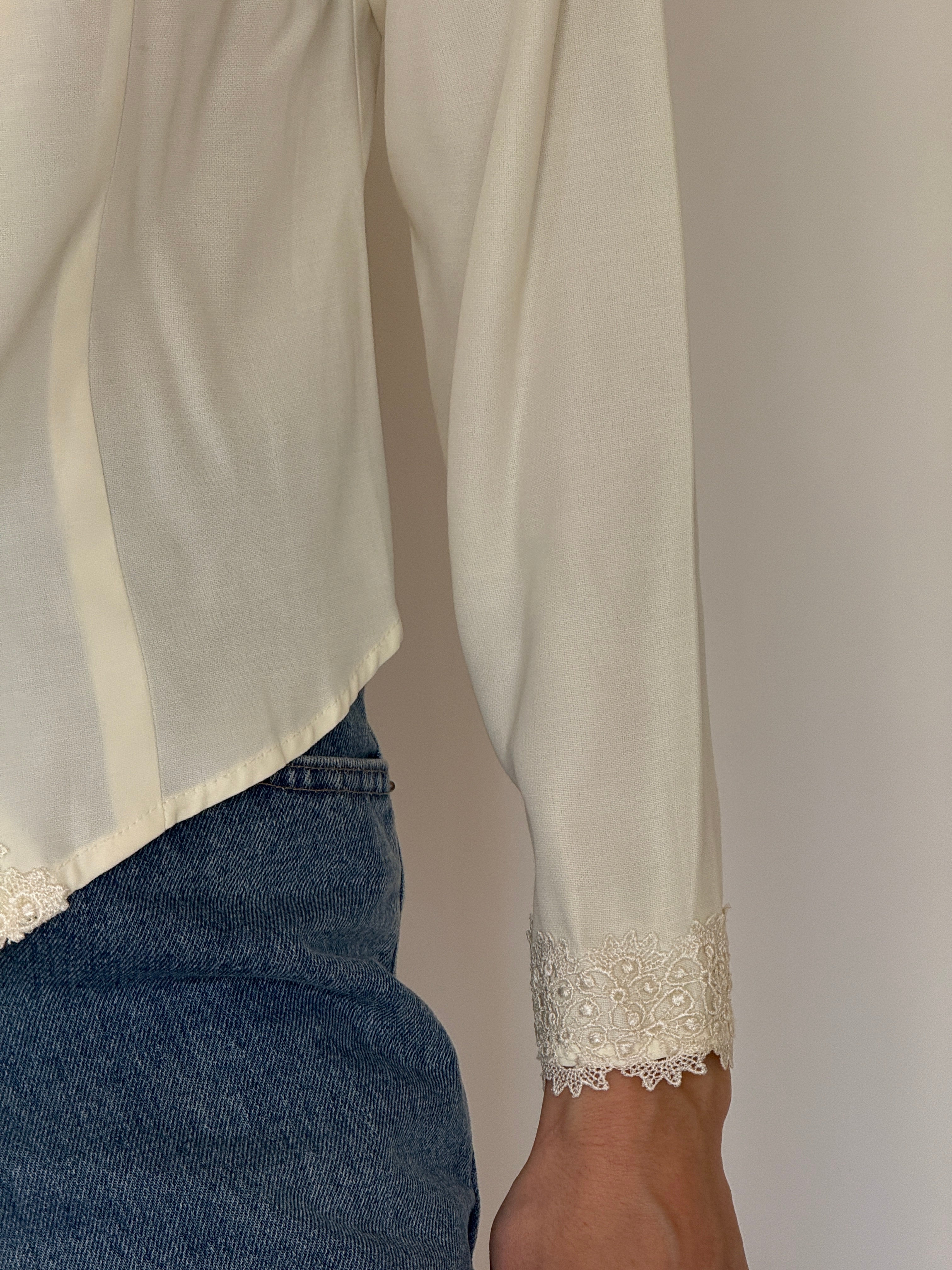 Vintage ivory lace trim cuff detail
