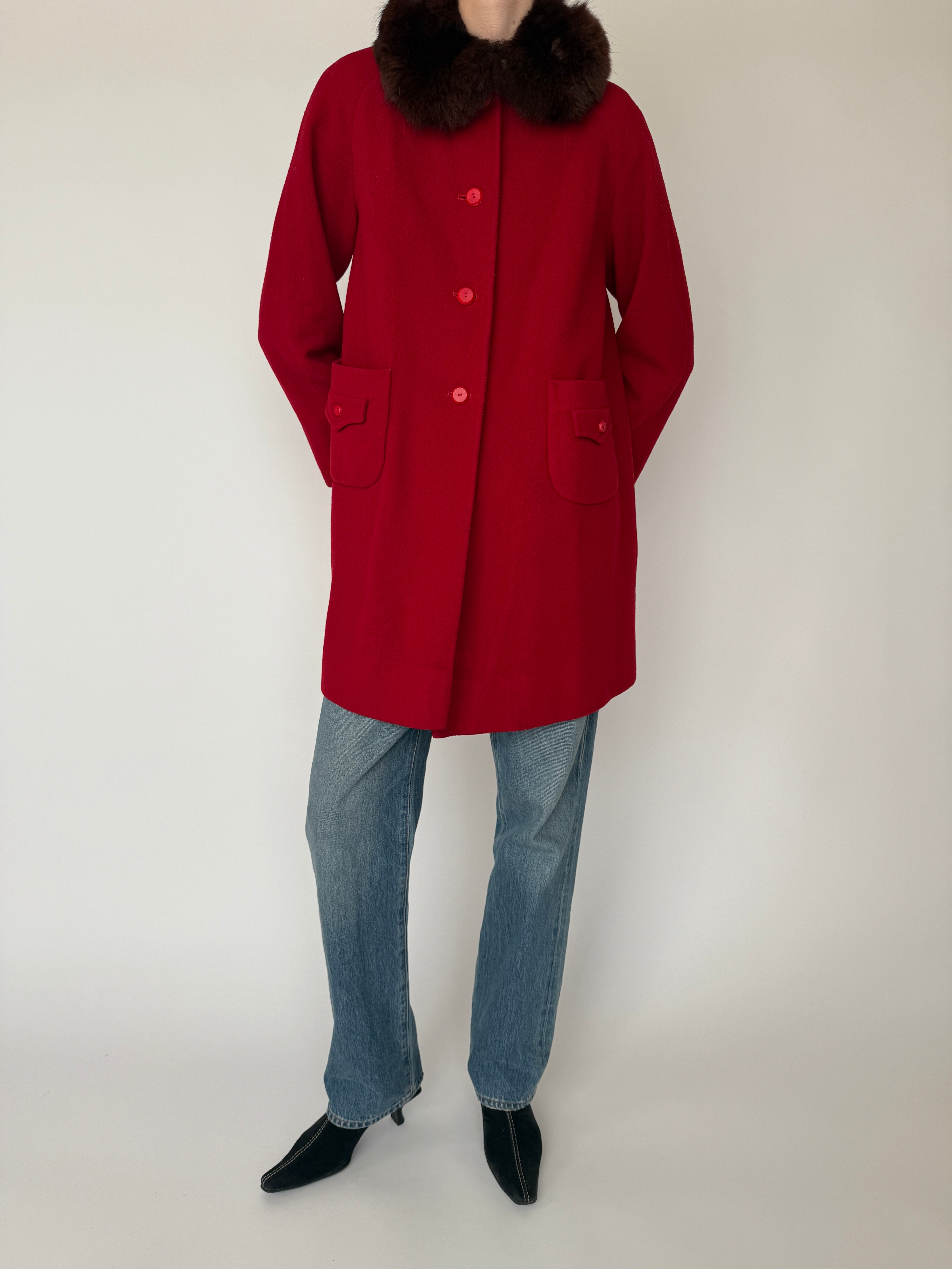 Vintage classic wool coat with front pockets and fur collar in red styled