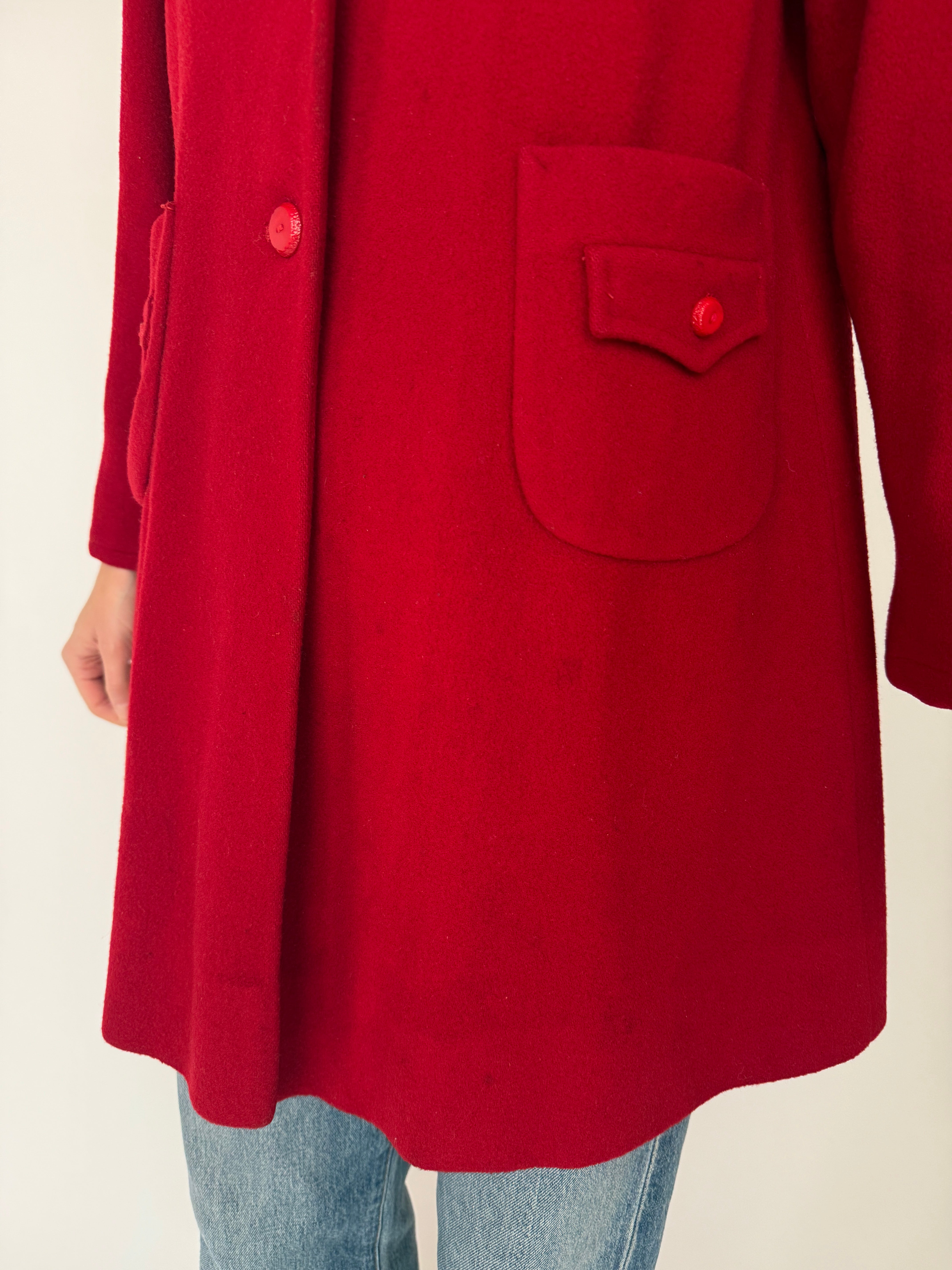 Vintage classic wool coat with front pockets and fur collar in red