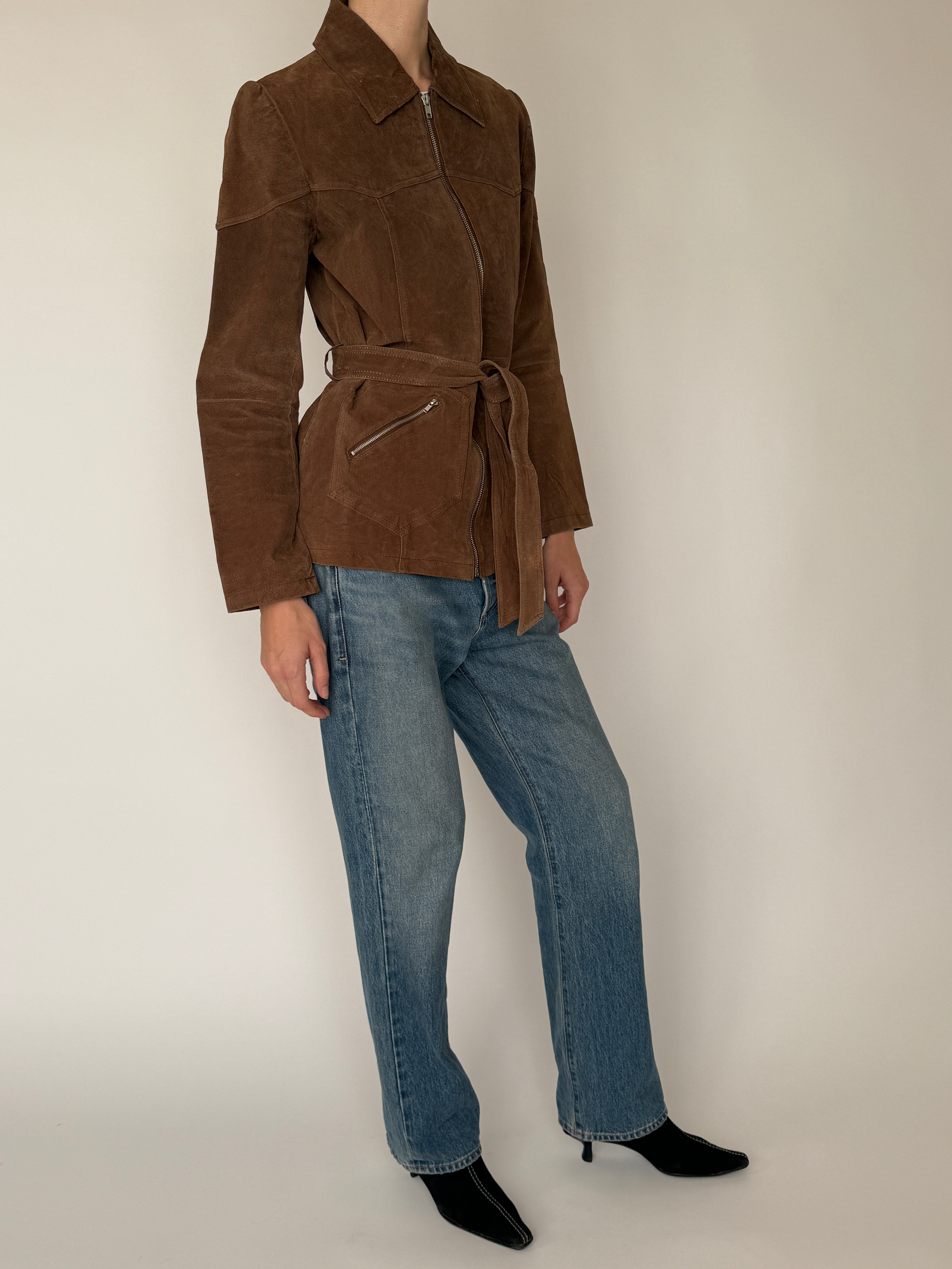 Vintage suede jacket with pointed collar and tailored fit in brown