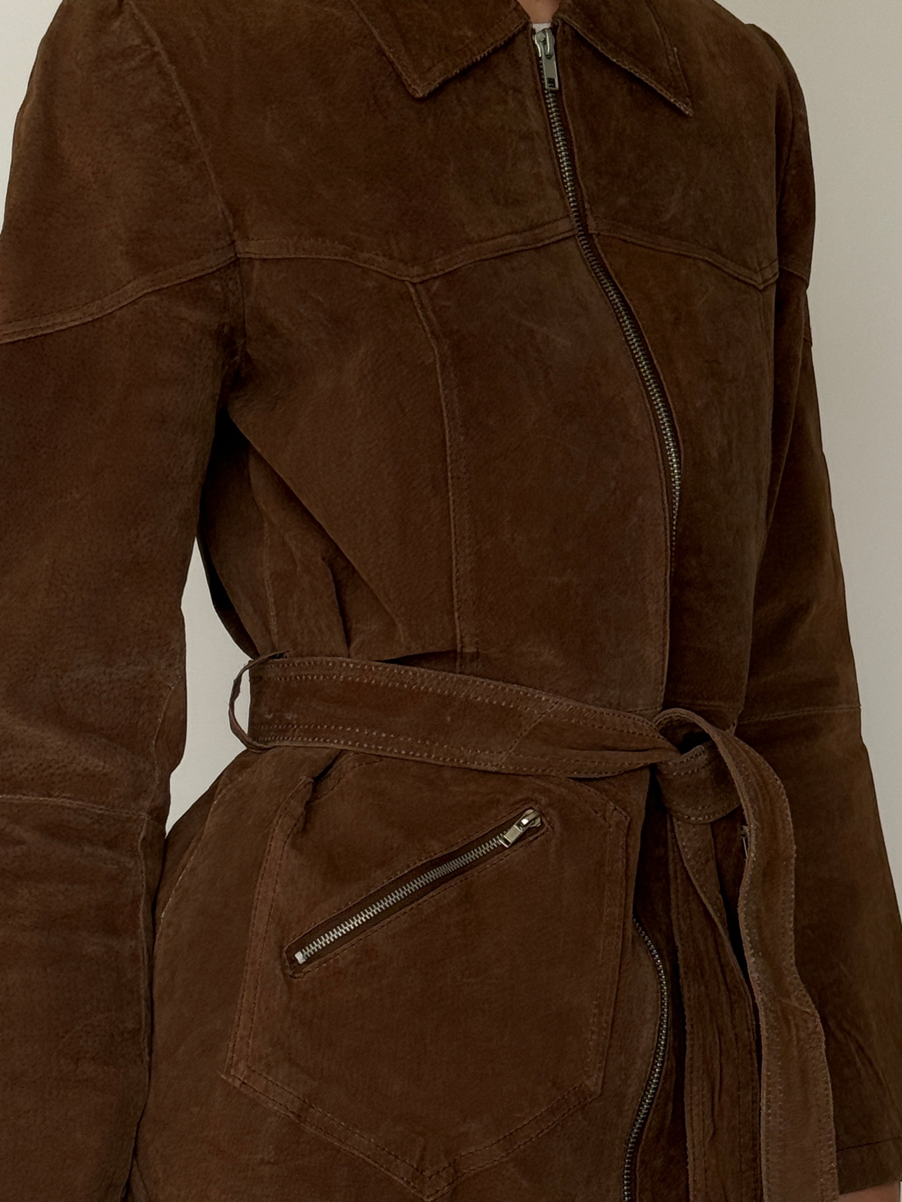 Vintage suede jacket with pointed collar and tailored fit in brown details