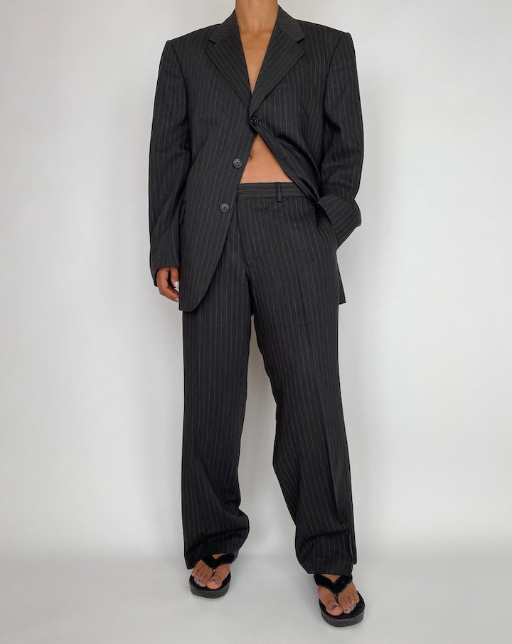 VINTAGE OVERSIZED DARK GREY PINSTRIPED SUIT 2917