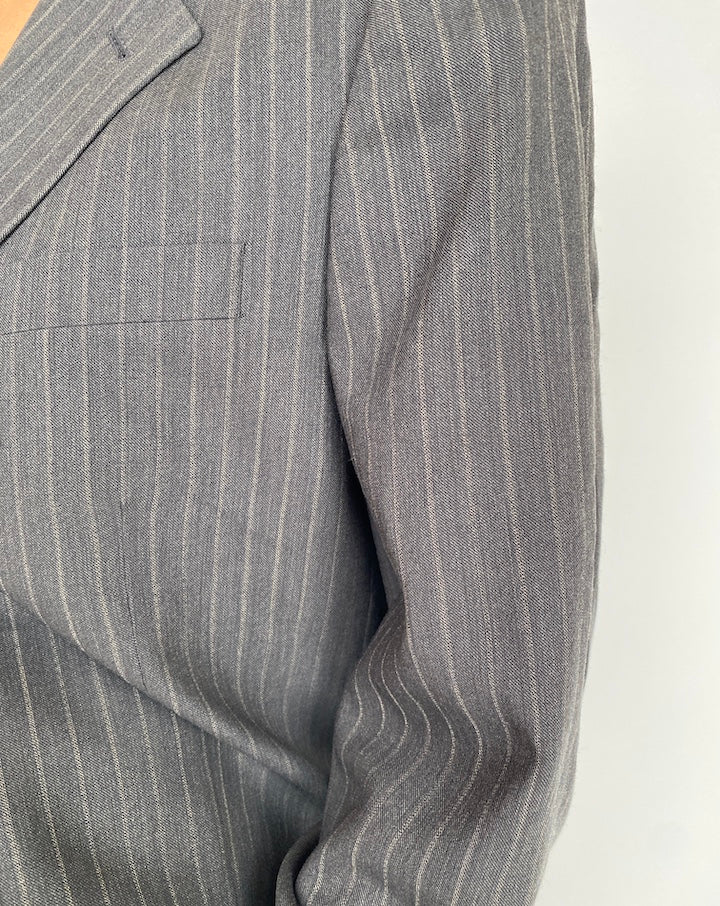 VINTAGE OVERSIZED DARK GREY PINSTRIPED SUIT 2917