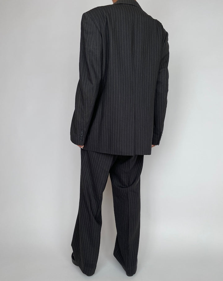 VINTAGE OVERSIZED DARK GREY PINSTRIPED SUIT 2917