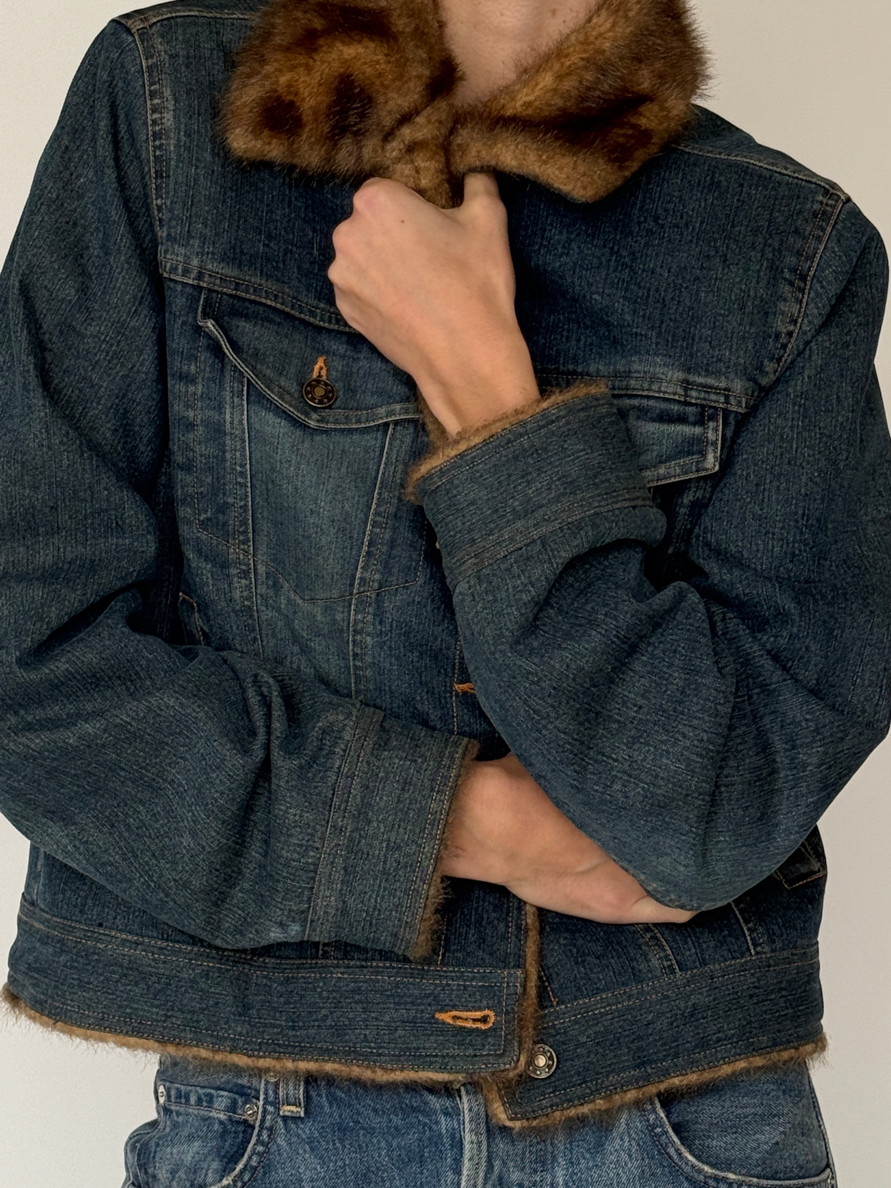 Vintage fully lined denim jacket with soft faux fur interior in blue