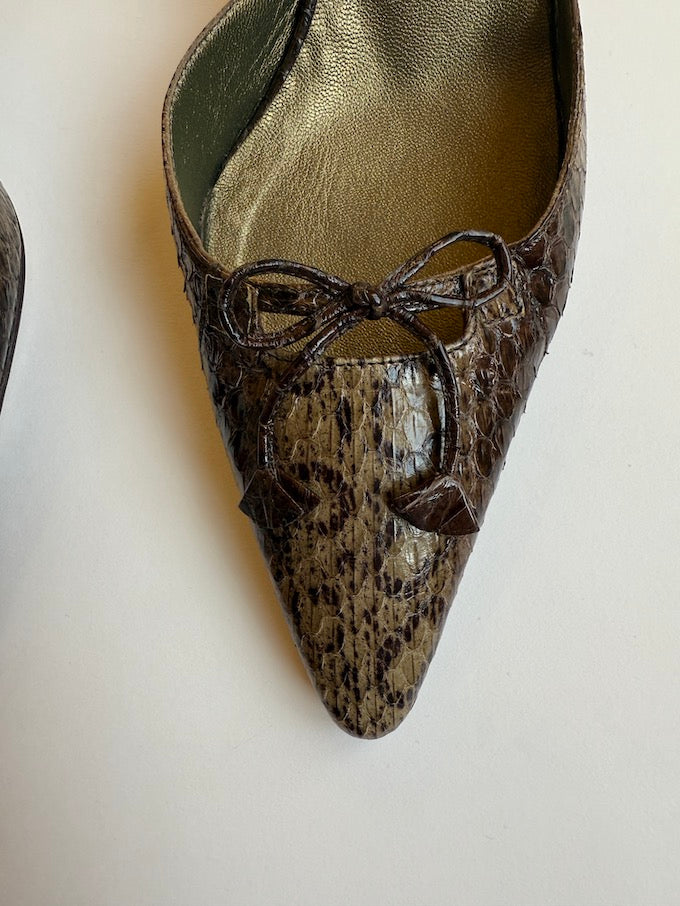 Vintage Pointed Toe Manolo Blahnik Kitten Heel