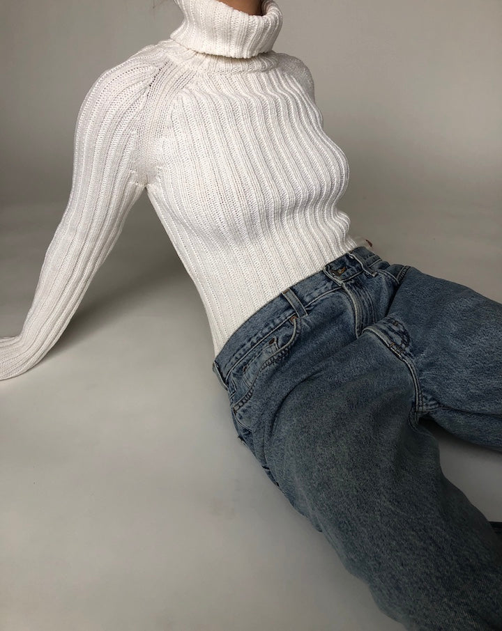 VINTAGE WHITE RIBBED TURTLENECK 119