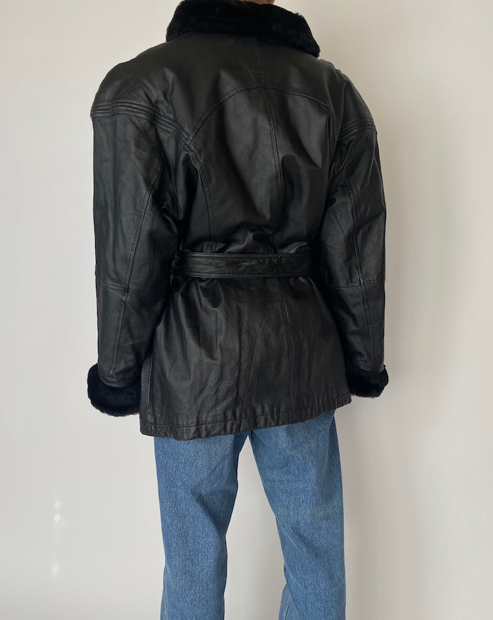 VINTAGE OVERSIZED BLACK LEATHER JACKET WITH FAUX FUR DETAILING 2474