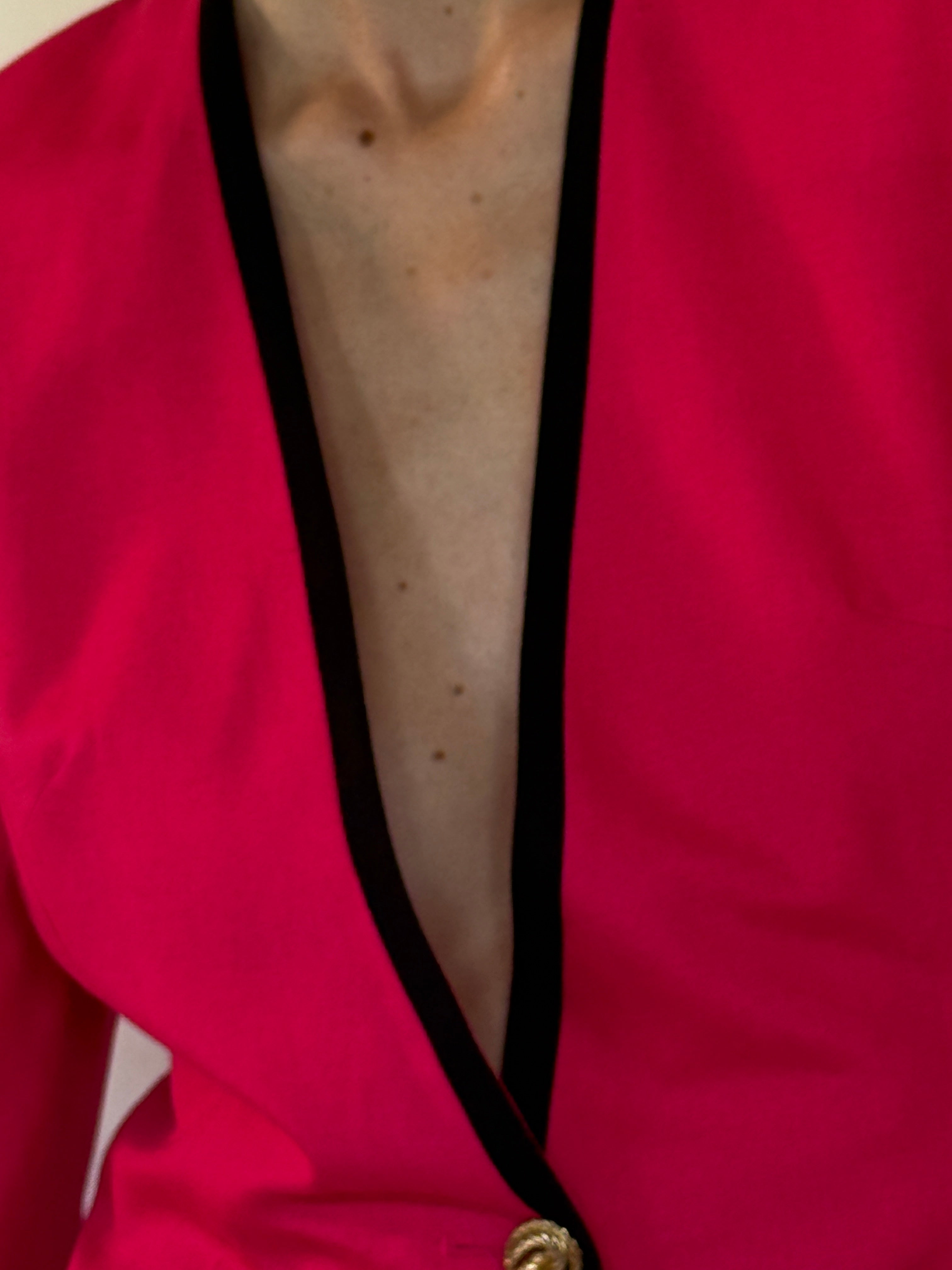 Vintage deep V neckline detail