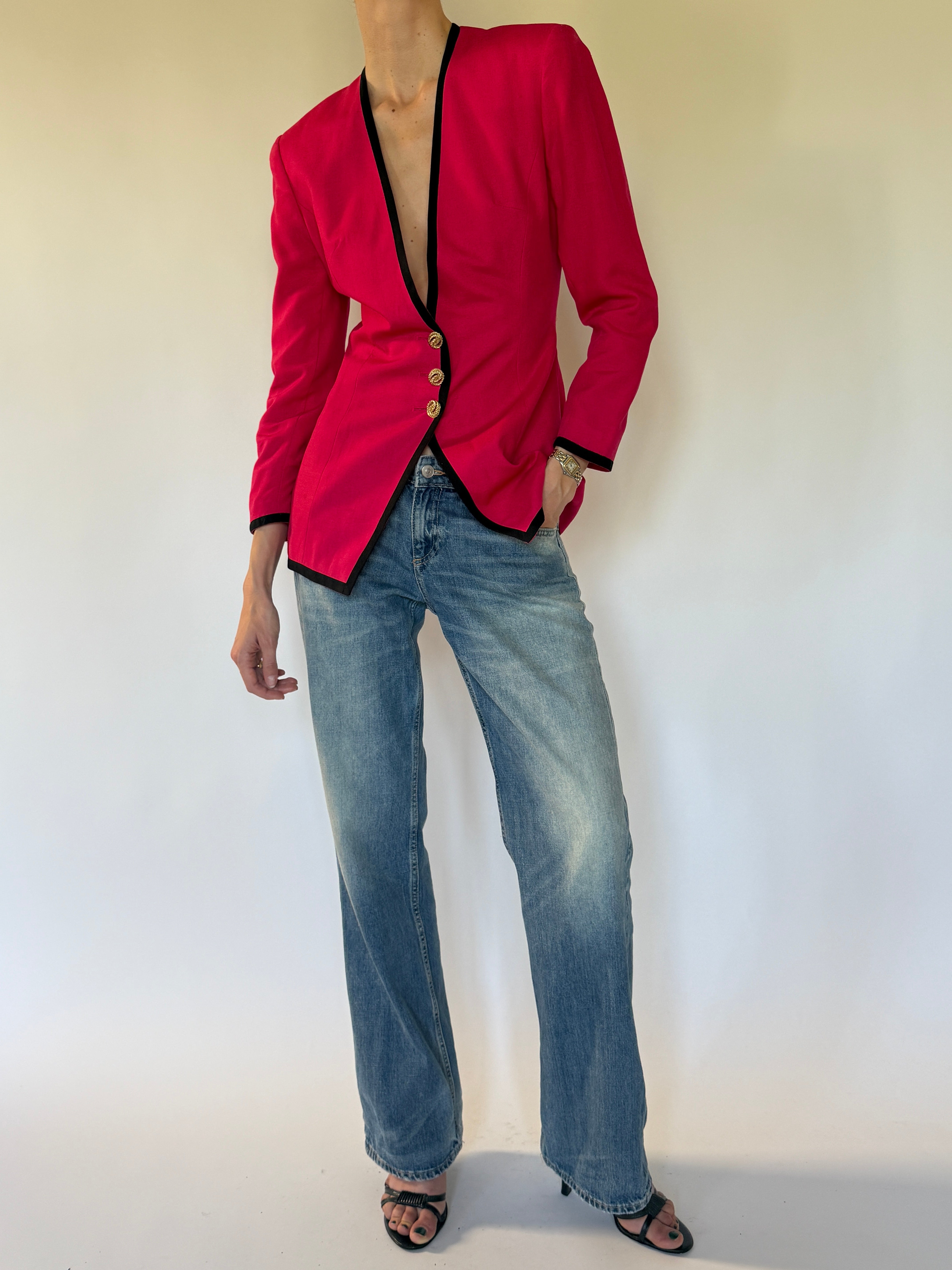Vintage fitted blazer silhouette detail