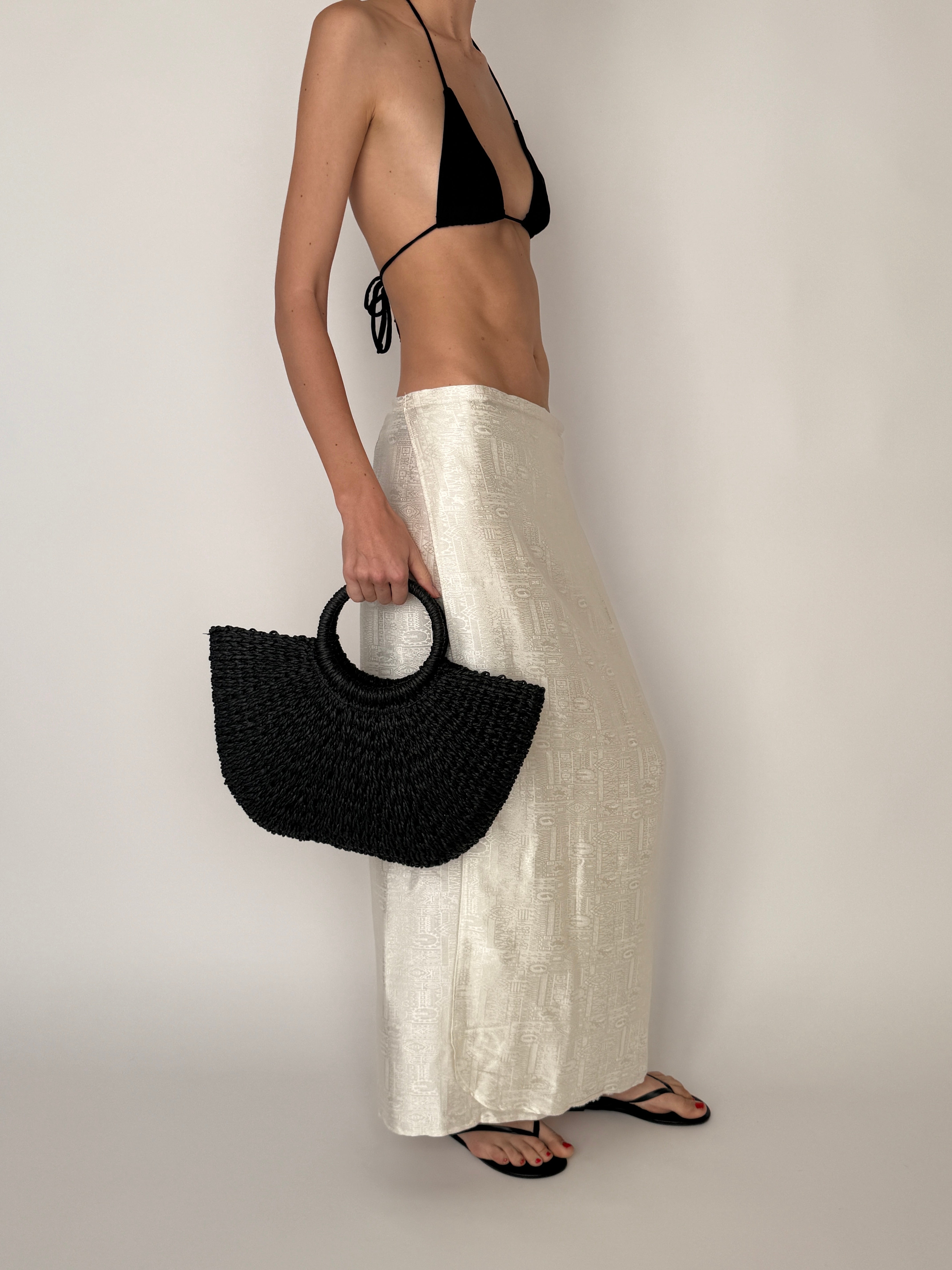 Vintage black woven straw handbag top handle detail