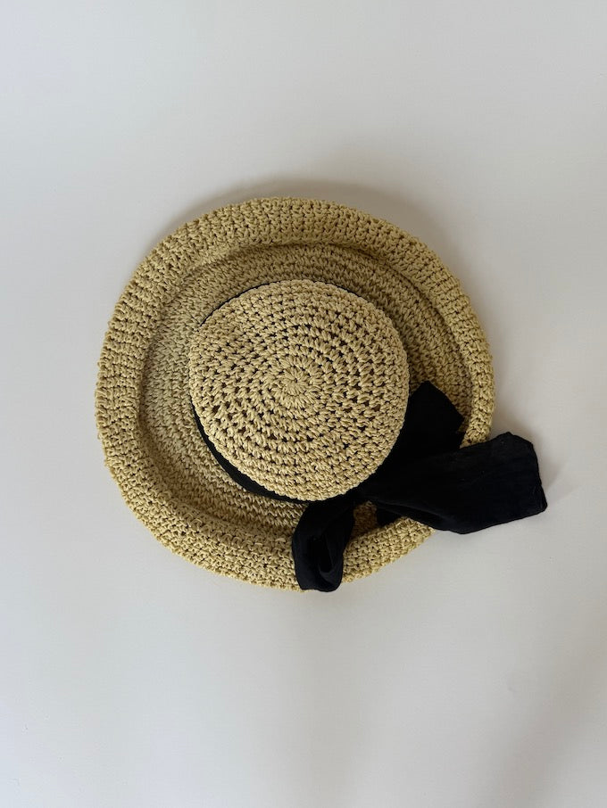 VINTAGE WOVEN STRAW HAT IN A NATURAL BEIGE TONE with black bow detail