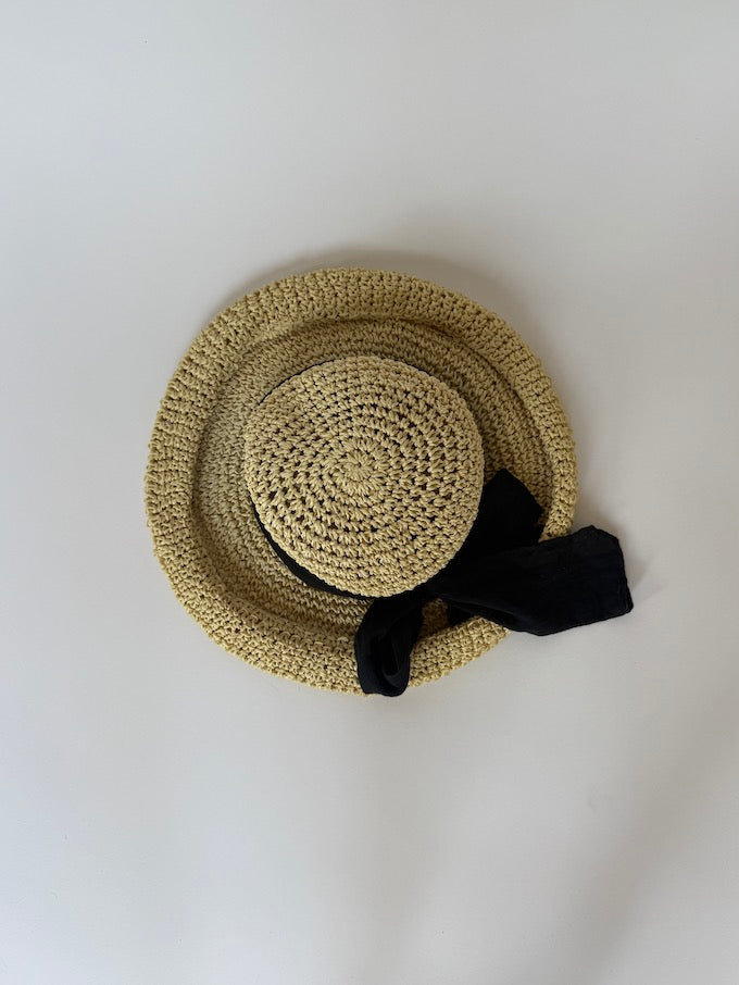 VINTAGE WOVEN STRAW HAT IN A NATURAL BEIGE TONE with black bow detail