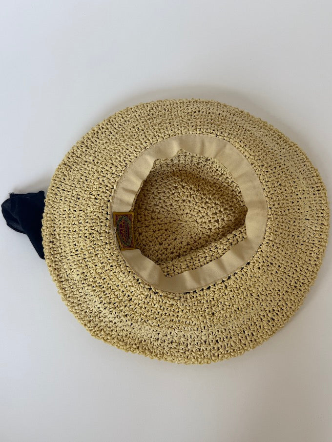 VINTAGE WOVEN STRAW HAT IN A NATURAL BEIGE TONE with black bow detail