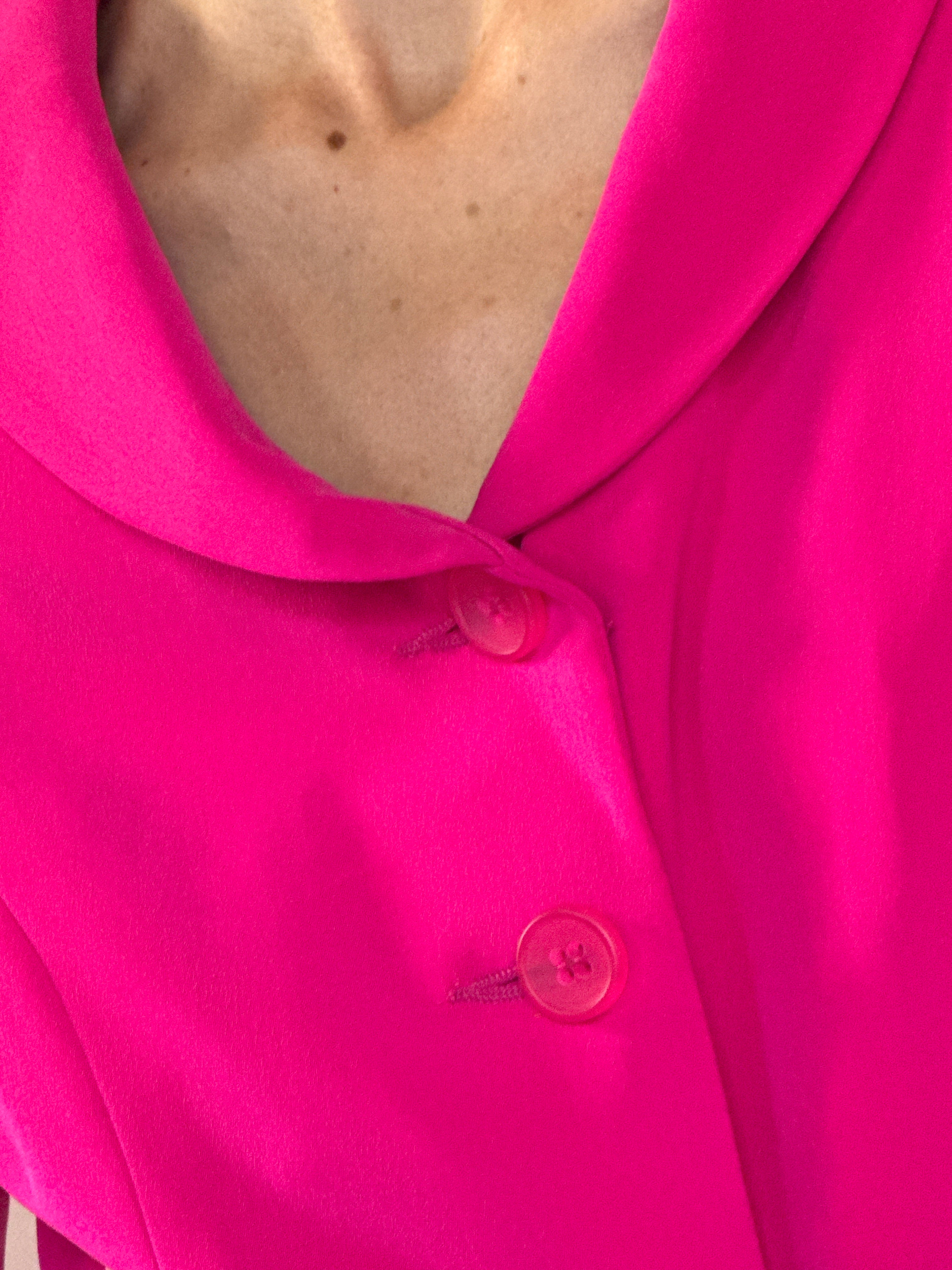 Vintage curved shawl collar detail