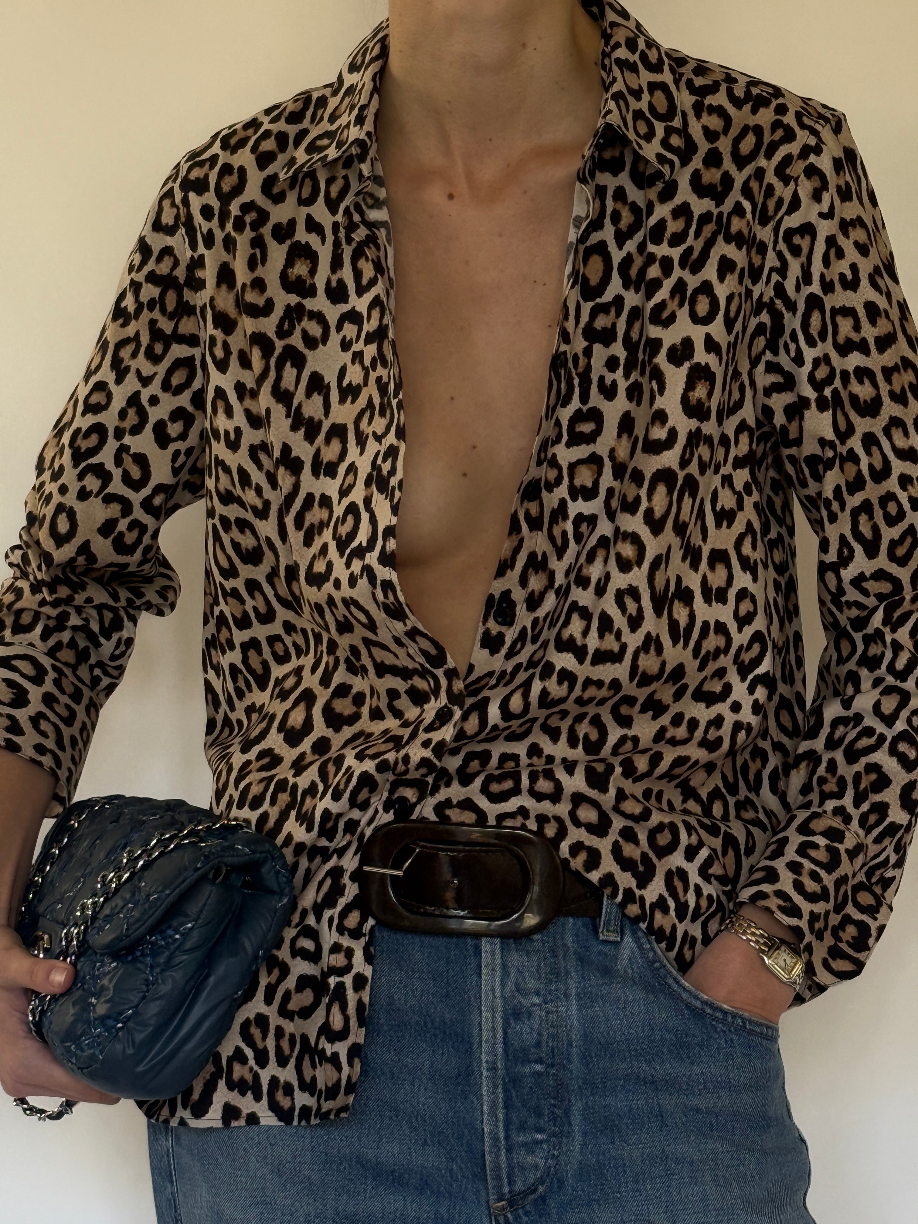 Vintage leopard print shirt collar detail