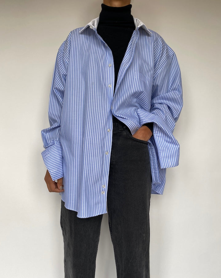 VINTAGE BLUE AND WHITE STRIPED BUTTON DOWN SHIRT 1958