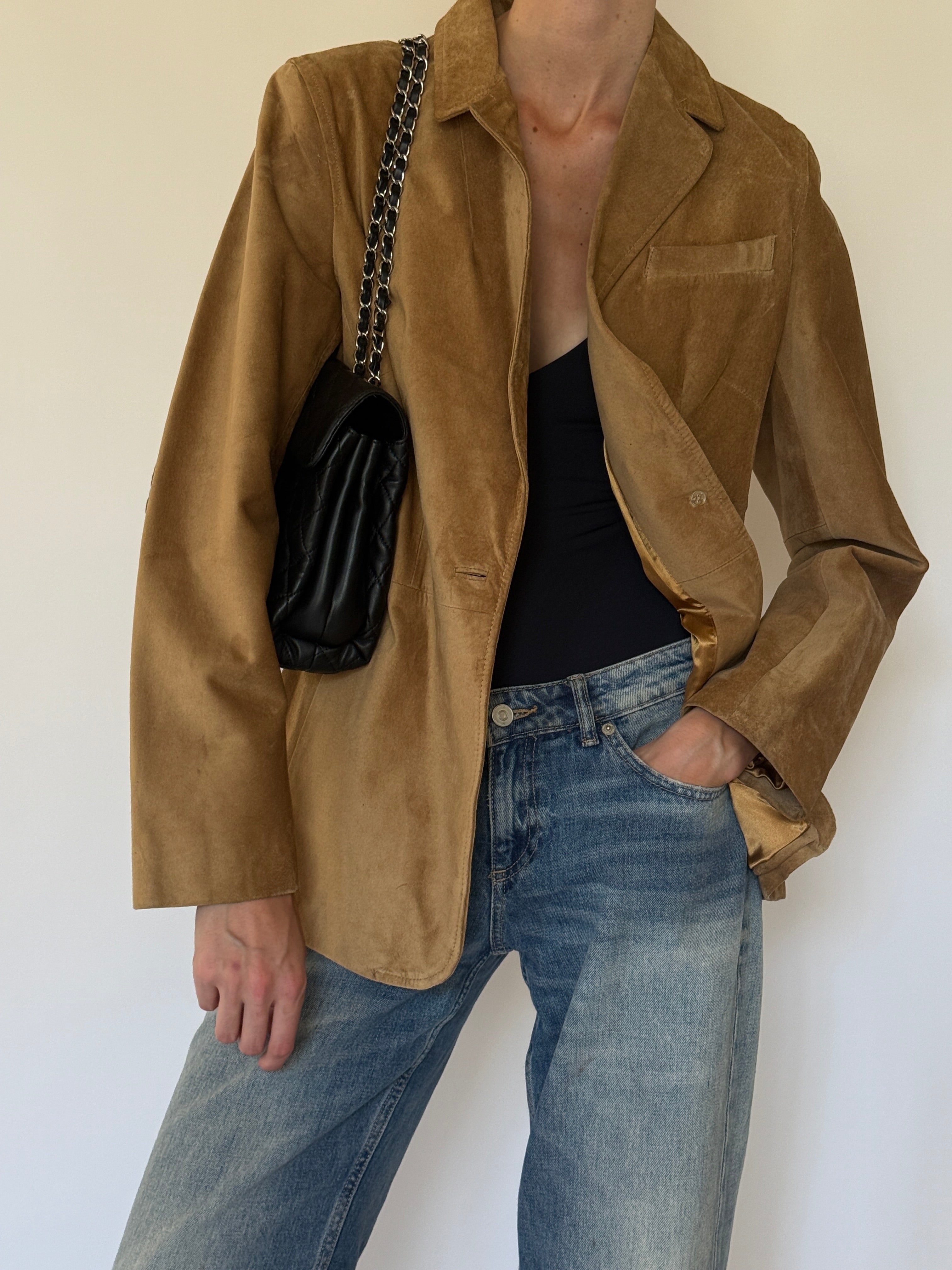 Vintage camel suede leather collar detail