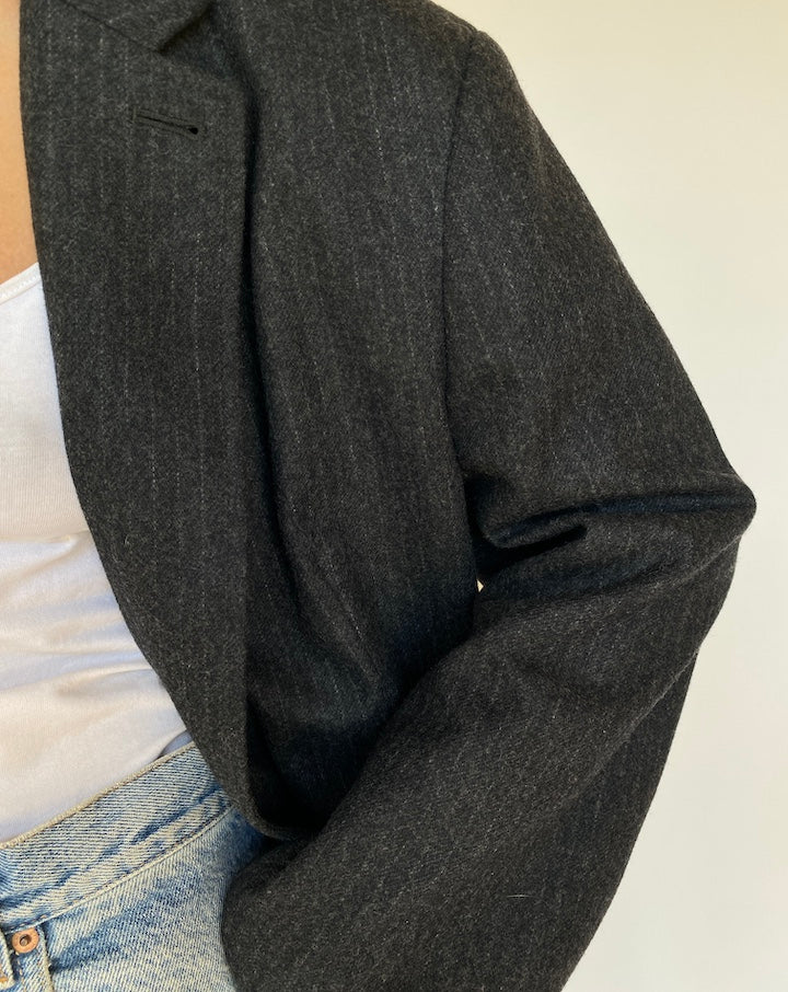 VINTAGE OVERSIZED DARK GREY PINSTRIPED BLAZER 3218