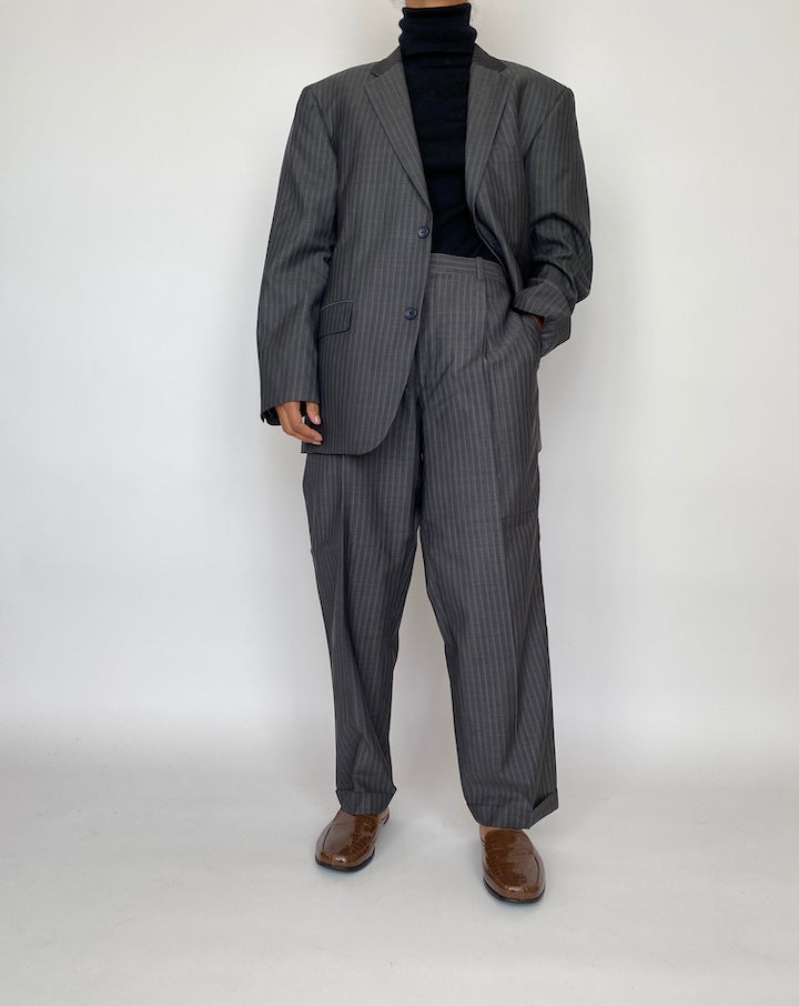 VINTAGE OVERSIZED GREY PINSTRIPED SUIT 2079