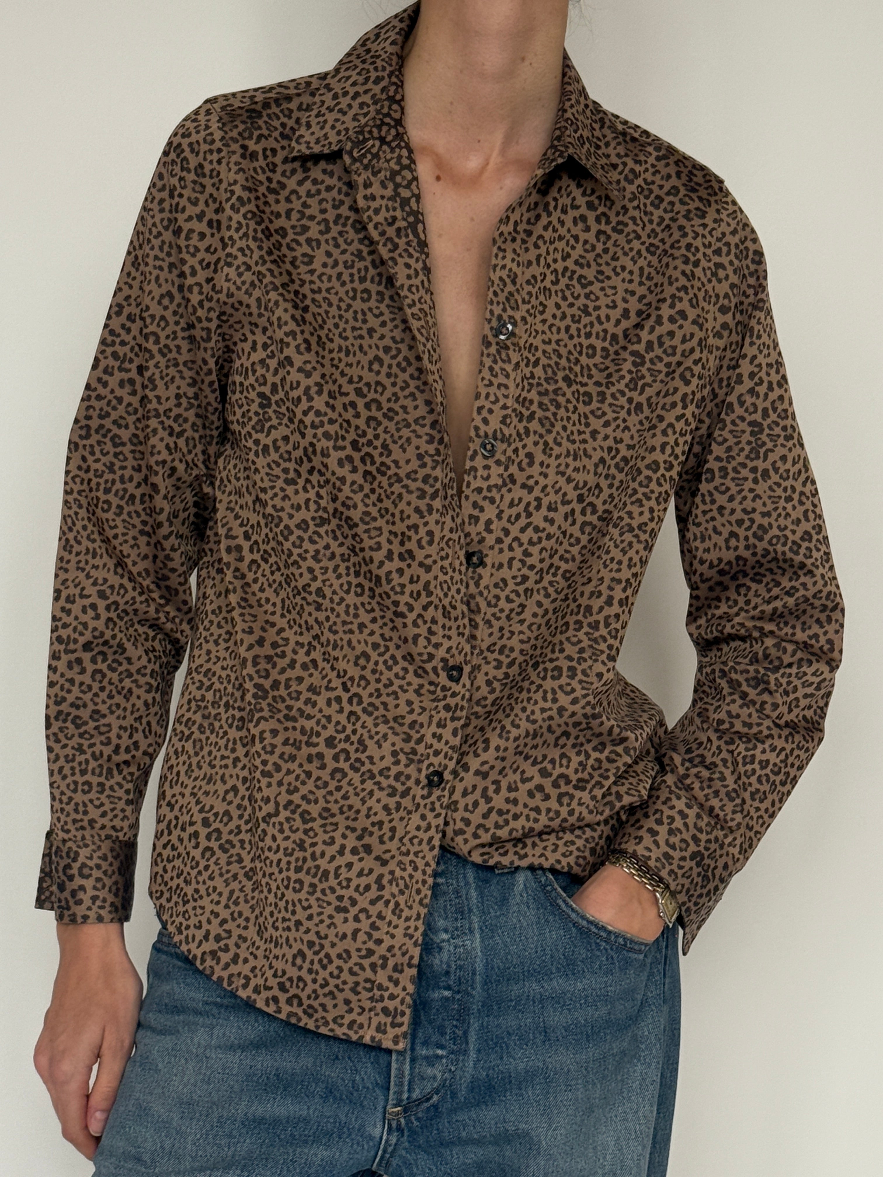 Vintage leopard print shirt collar detail