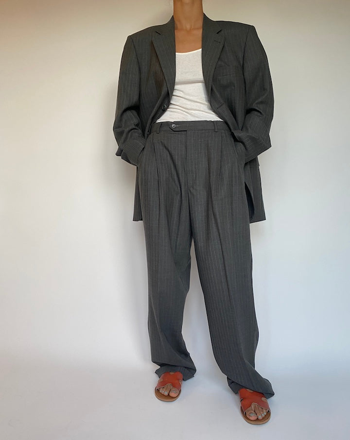 VINTAGE GREY PINSTRIPED SUIT 2688