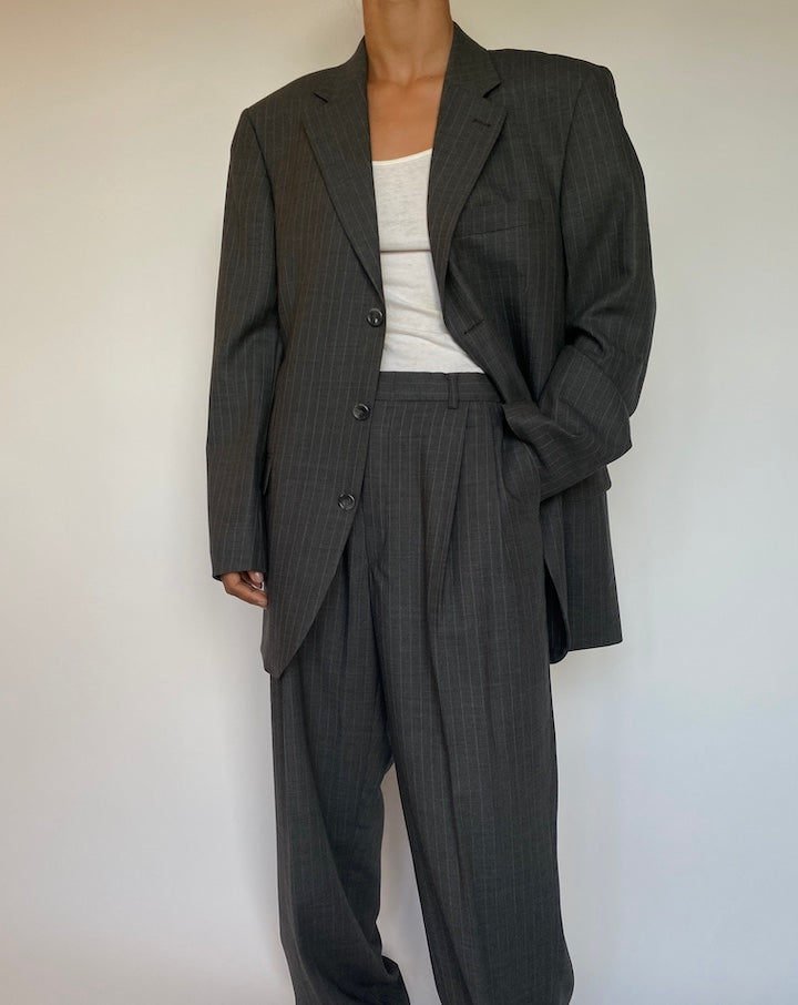 VINTAGE GREY PINSTRIPED SUIT 2688