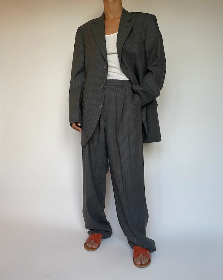 VINTAGE GREY PINSTRIPED SUIT 2688