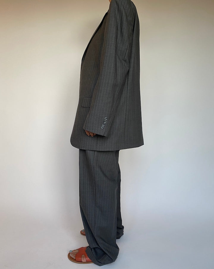 VINTAGE GREY PINSTRIPED SUIT 2688