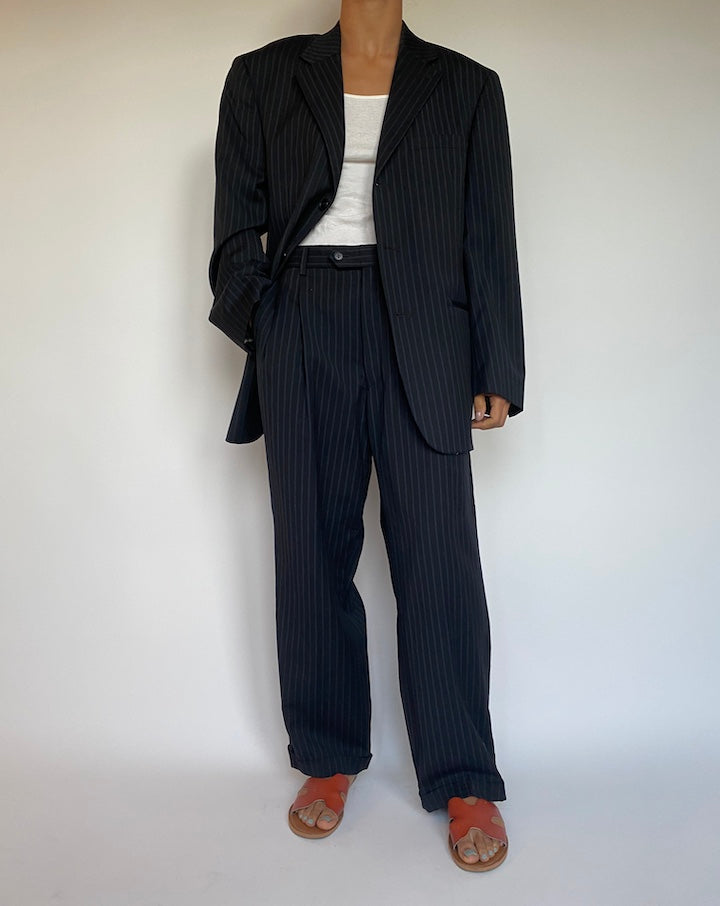 VINTAGE OVERSIZED NAVY PINSTRIPED SUIT 2689