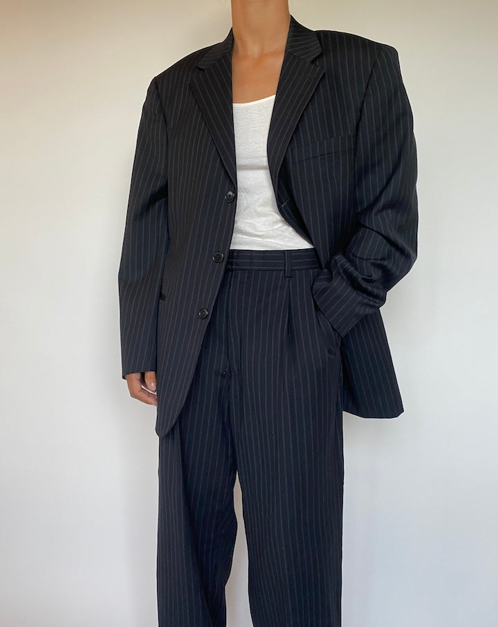 VINTAGE OVERSIZED NAVY PINSTRIPED SUIT 2689