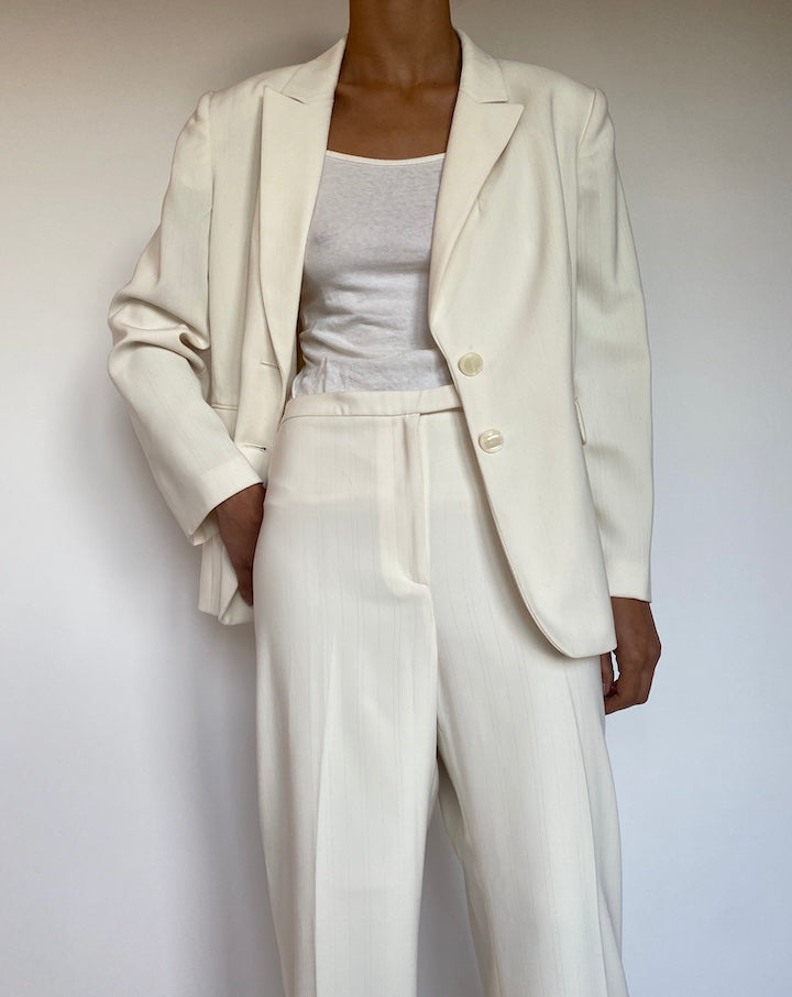 VINTAGE OFF-WHITE WITH A SILVER PINSTRIPE SUIT 2690