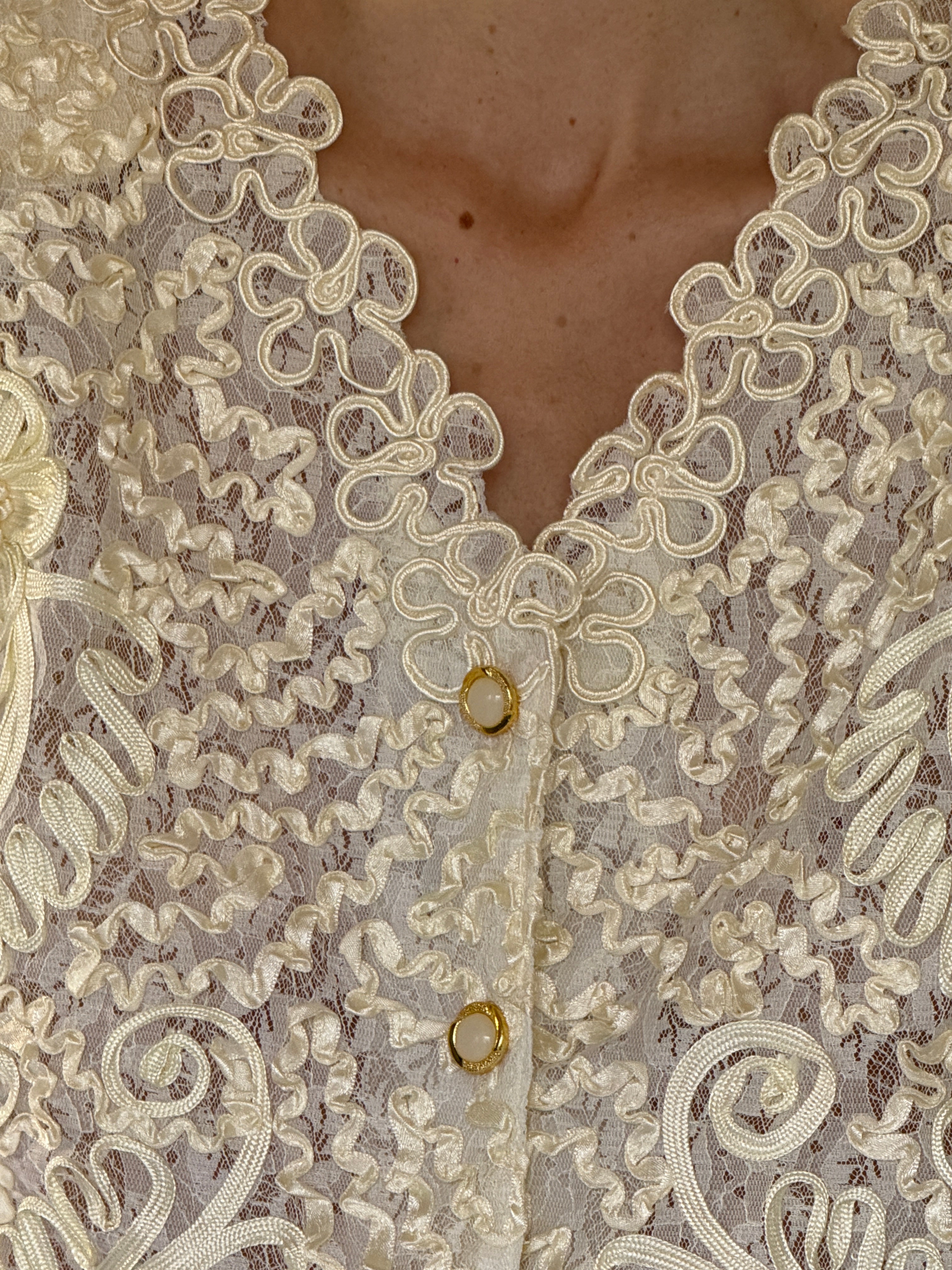 Vintage cream lace floral top scalloped neckline and short sleeve detail