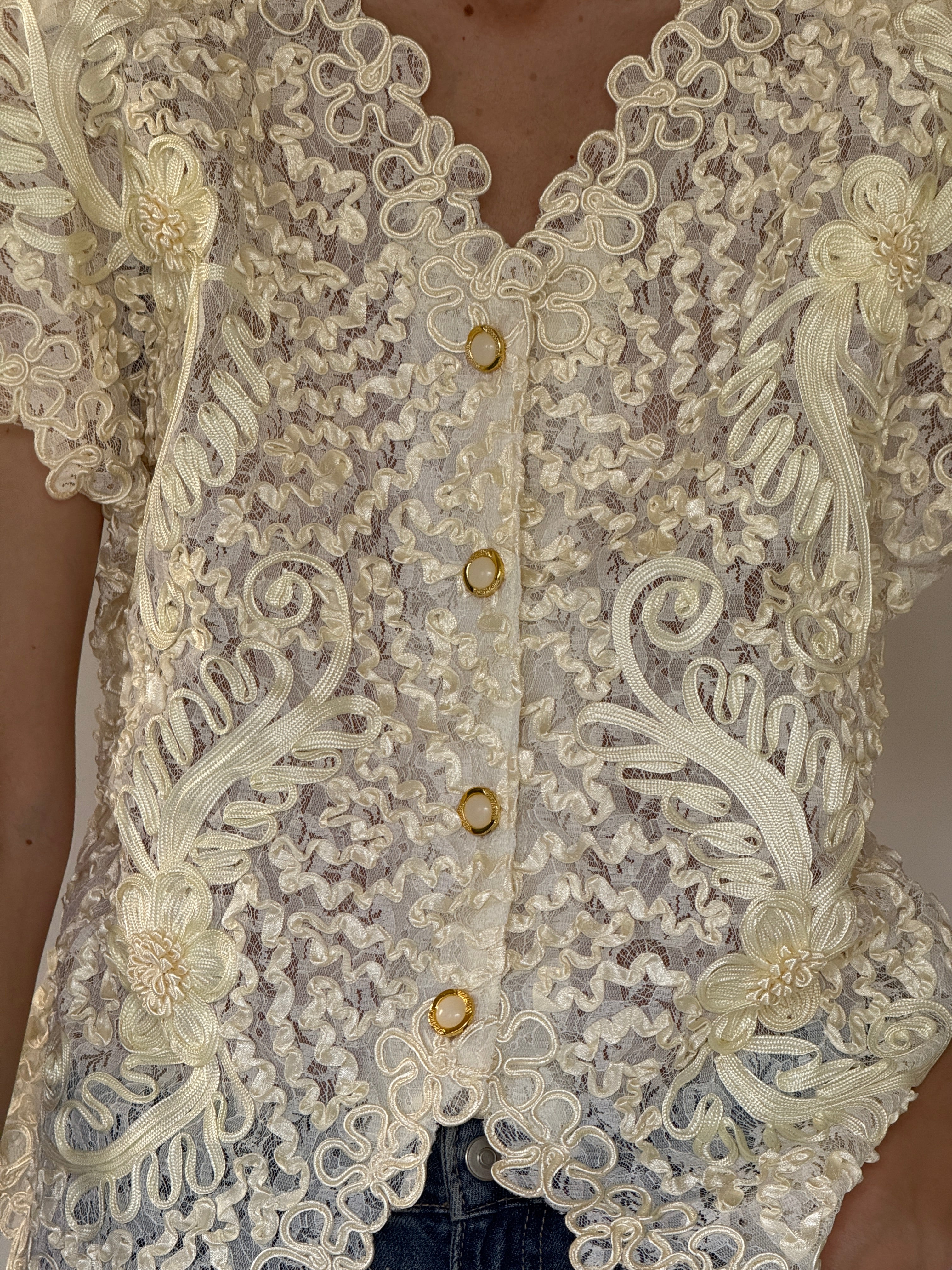 Vintage cream lace floral top scalloped neckline and short sleeve detail