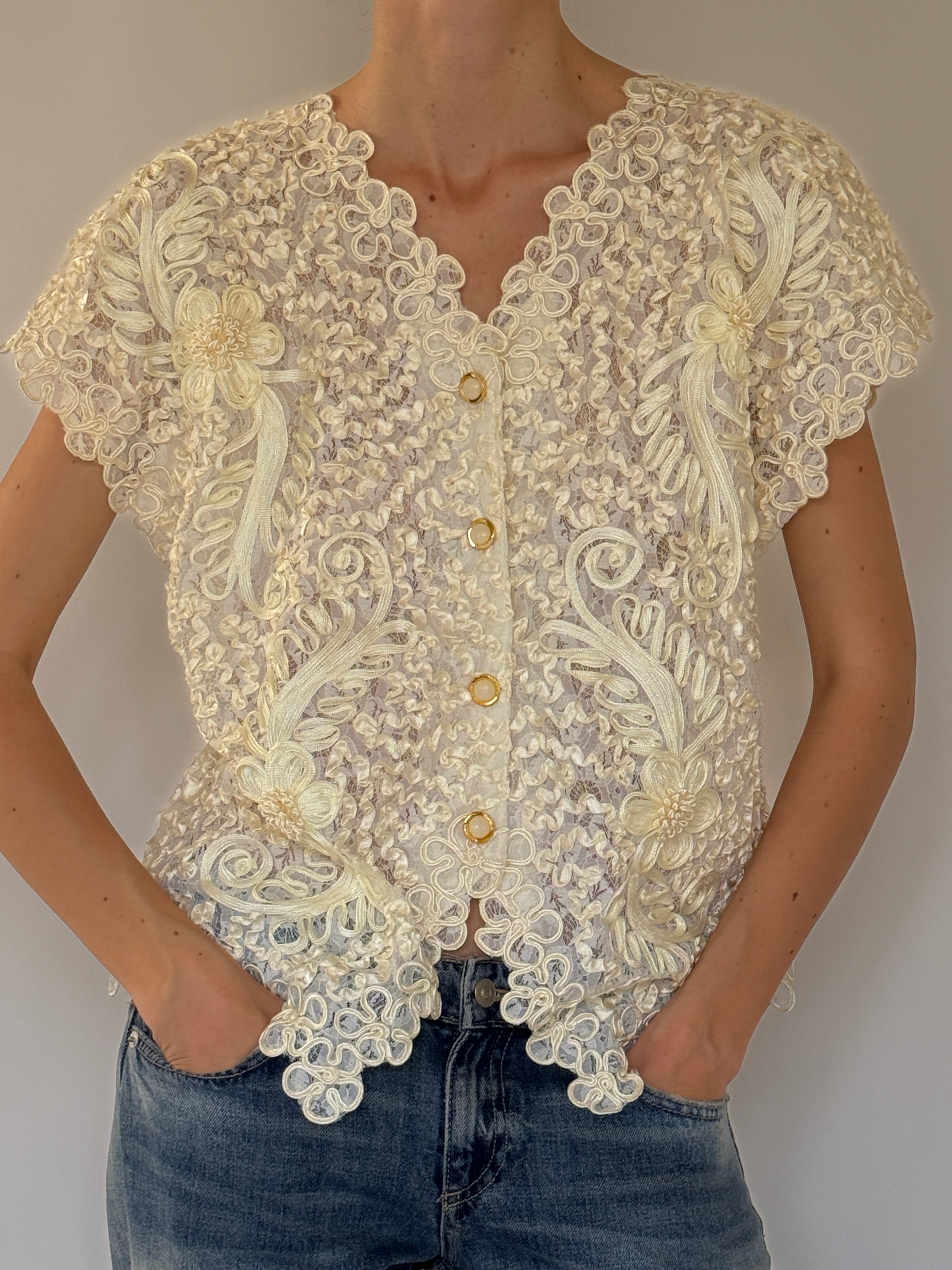Vintage cream lace floral top scalloped neckline and short sleeve detail