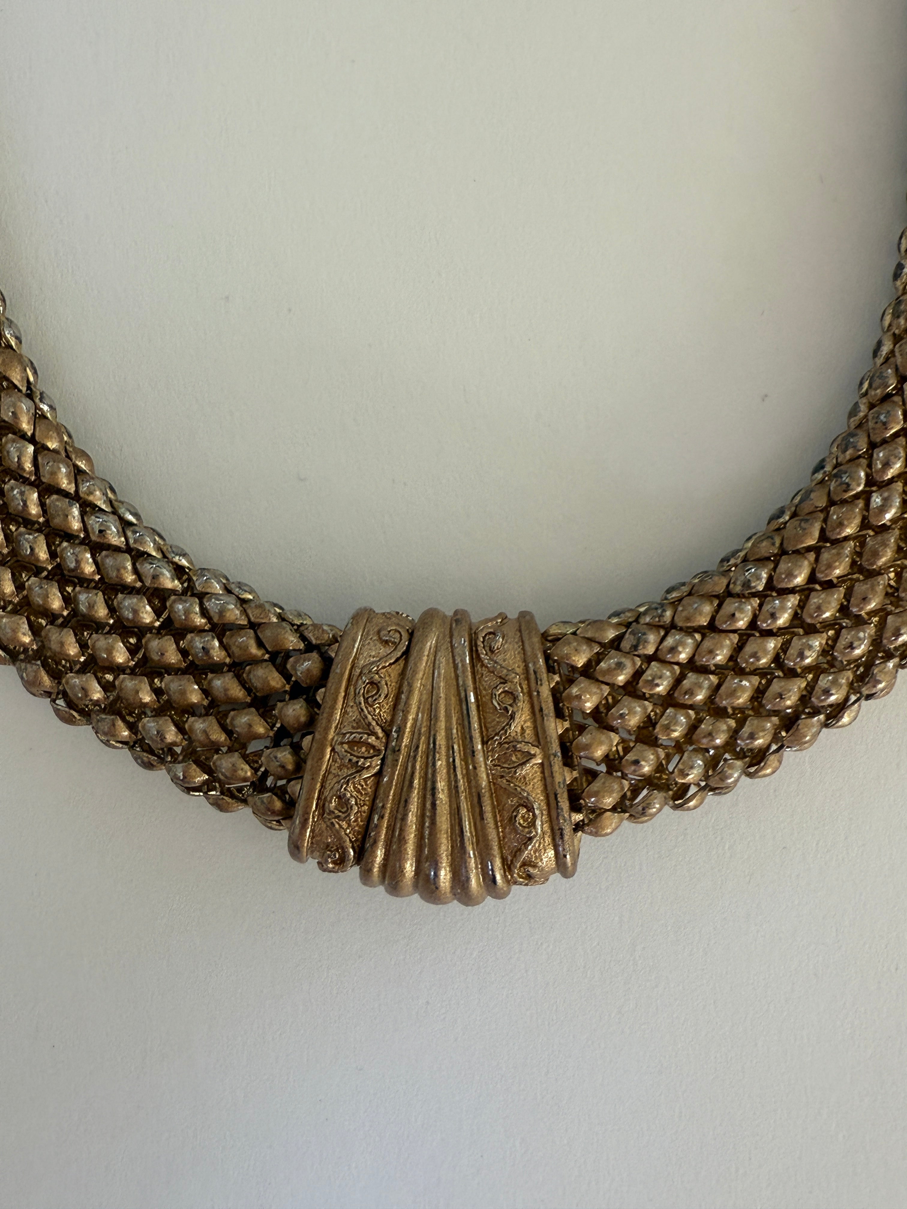 Vintage gold-tone necklace magnetic clasp detail