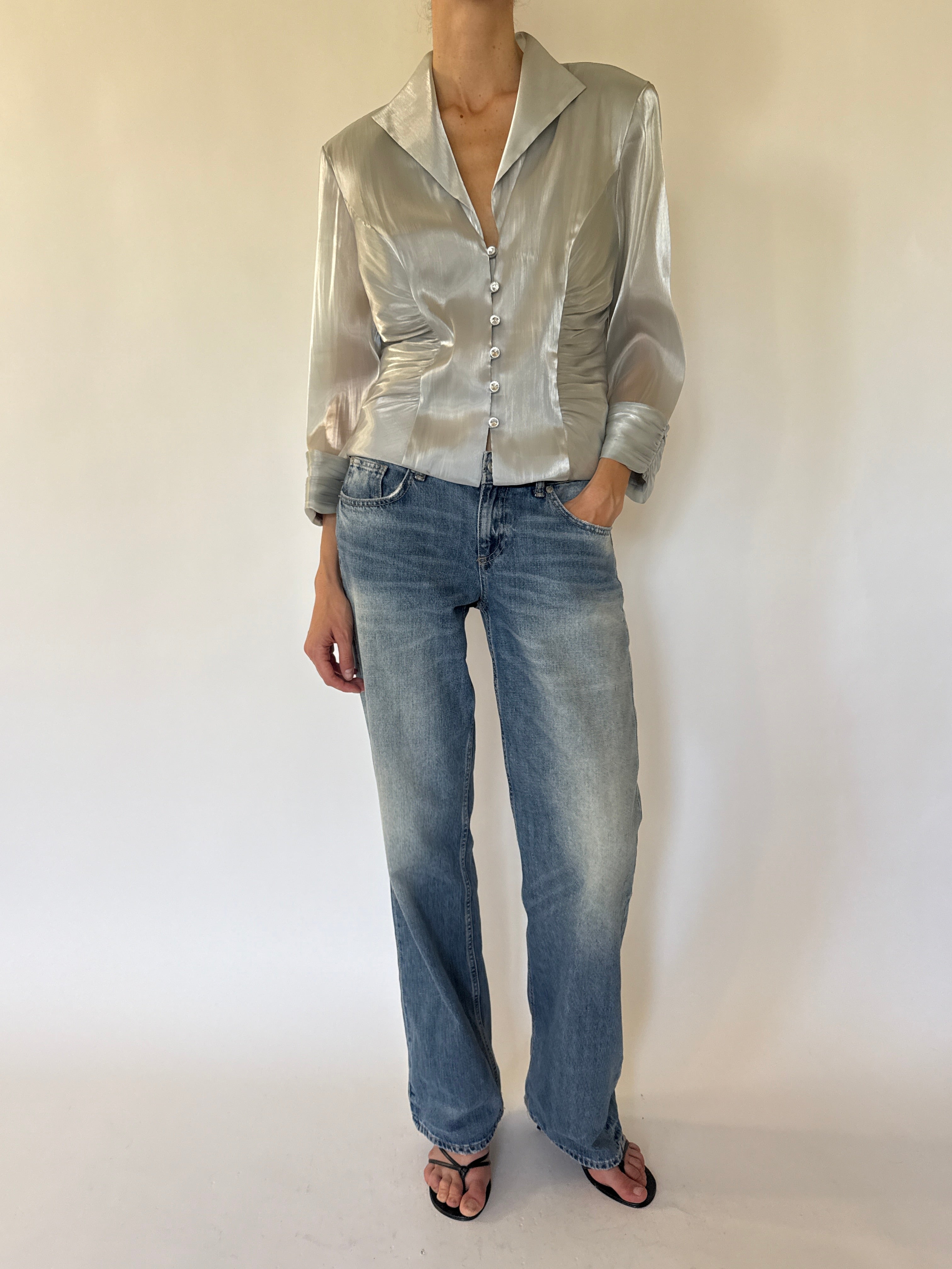 Vintage pointed collar detail