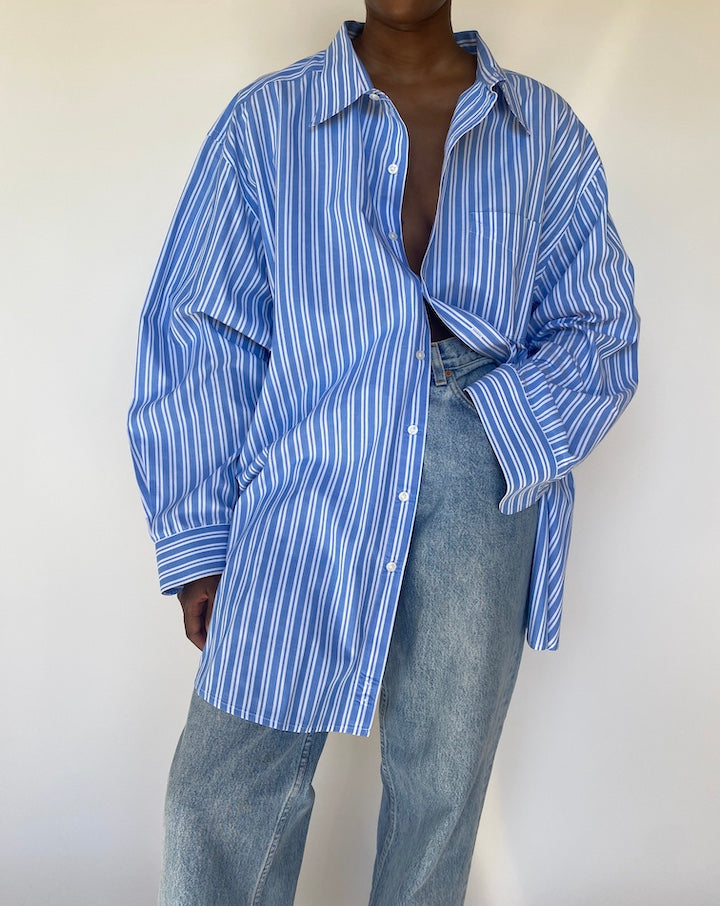 VINTAGE OVERSIZED BLUE AND WHITE BUTTON DOWN SHIRT 3787