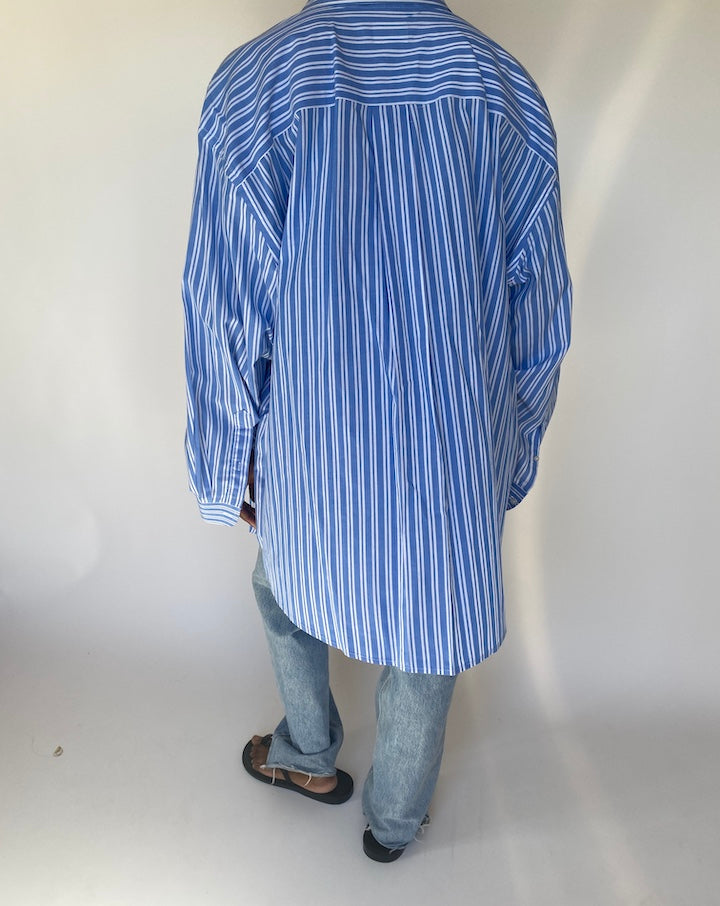 VINTAGE OVERSIZED BLUE AND WHITE BUTTON DOWN SHIRT 3787