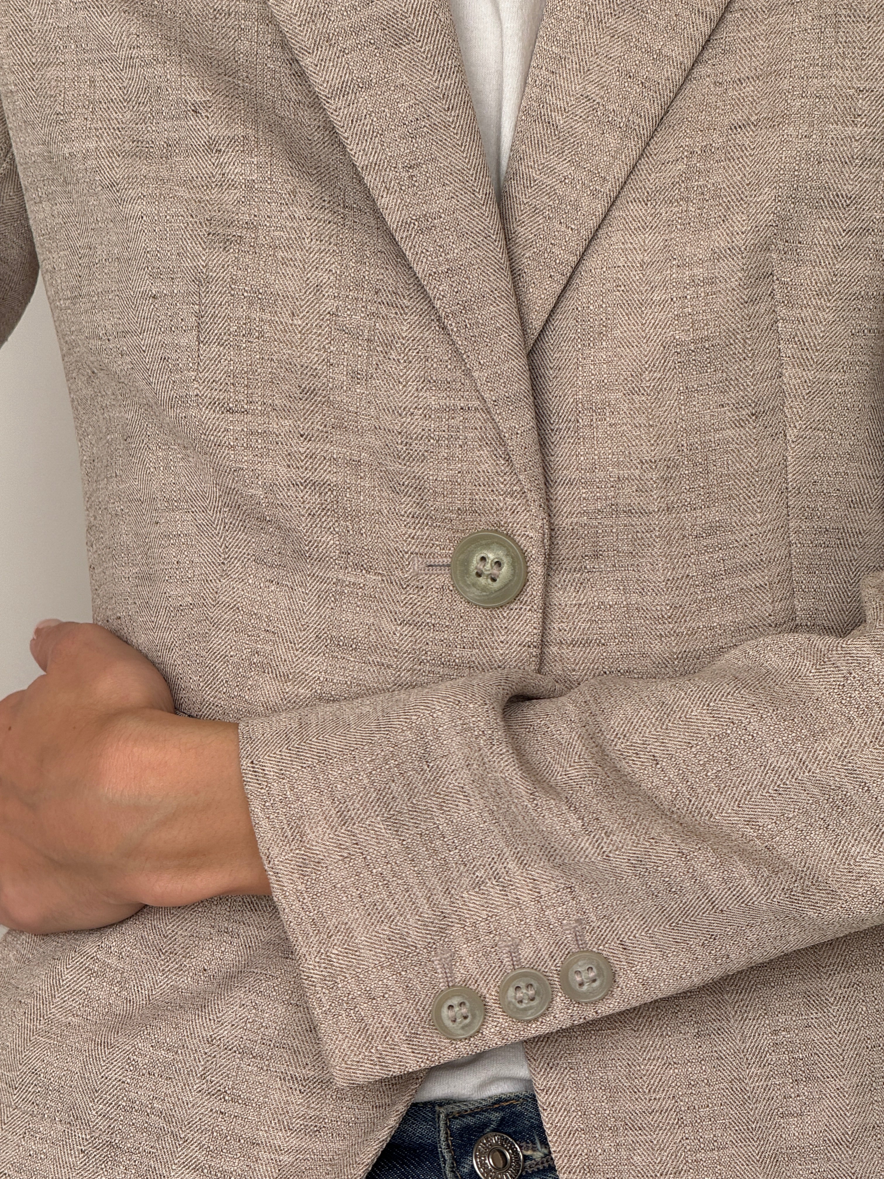 Vintage beige textured single button blazer button detail