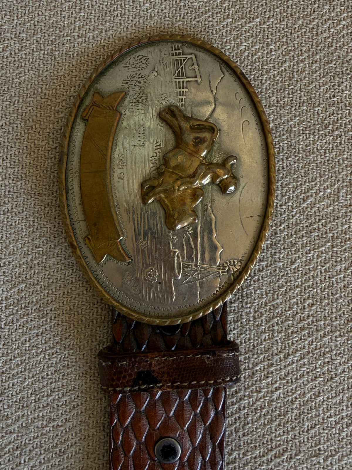 Vintage Western-inspired belt oval cowboy buckle detail